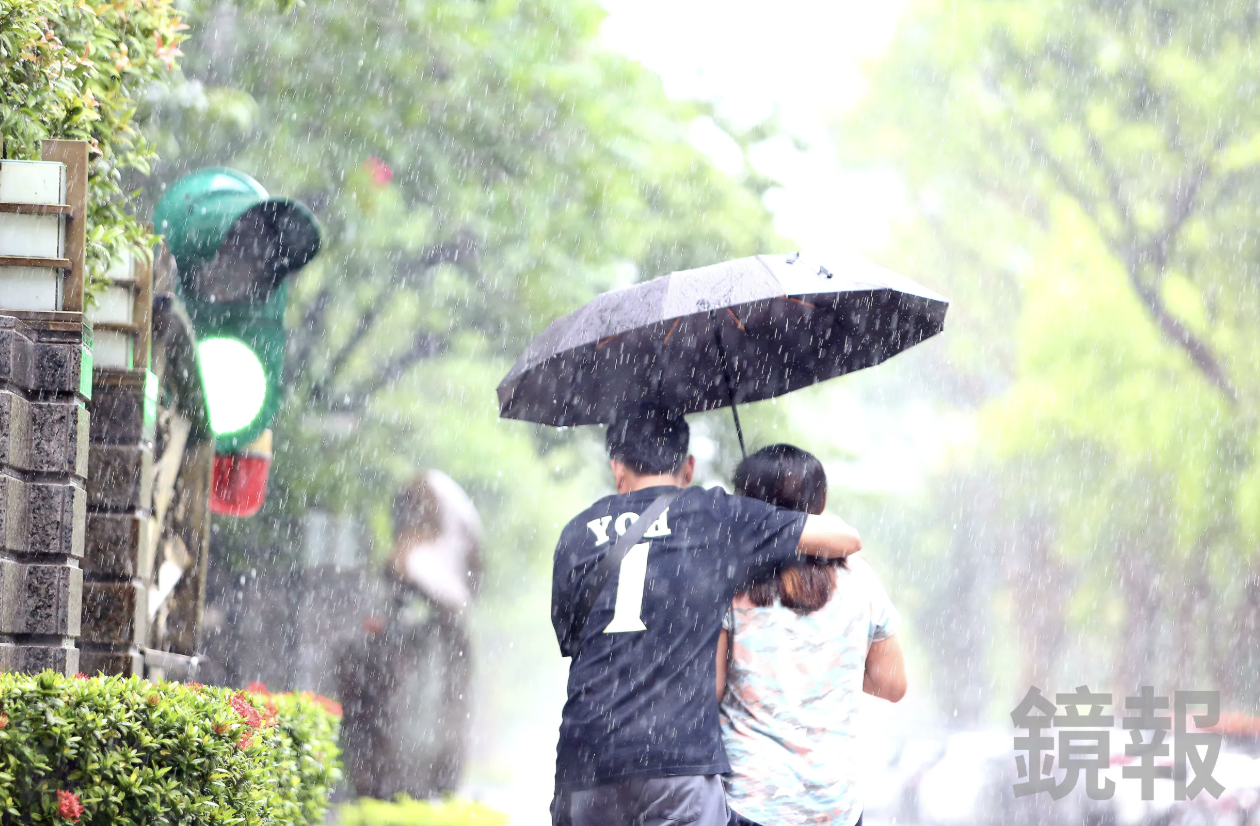 受颱風外圍水氣與西南風夾擊，氣象署已針對南高屏三縣市發布豪雨特報。（鏡報姜永年）