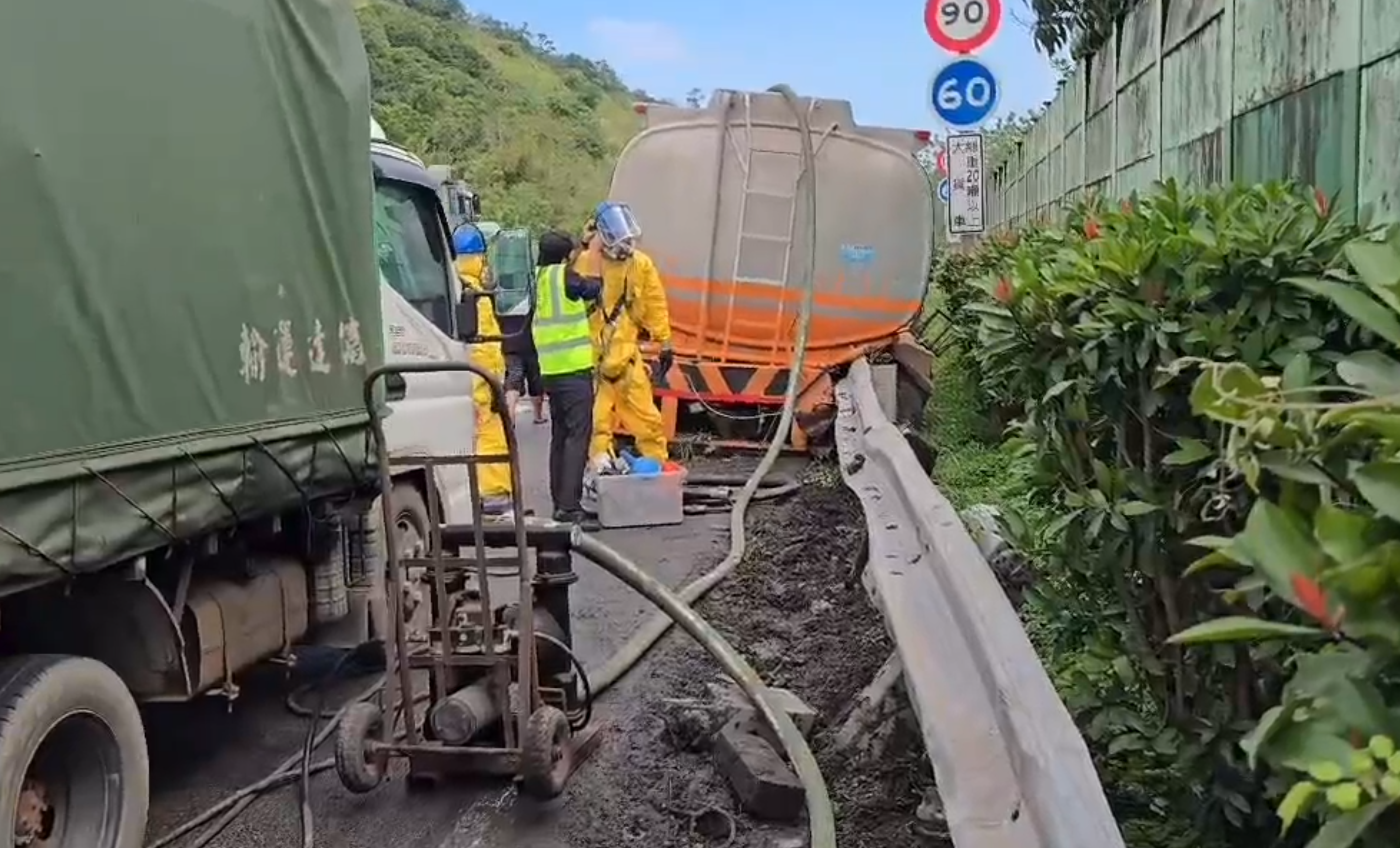 由於車上載有危險易燃液體,相關單位須穿著防護衣,將液體移置另一個槽體。(翻攝畫面)