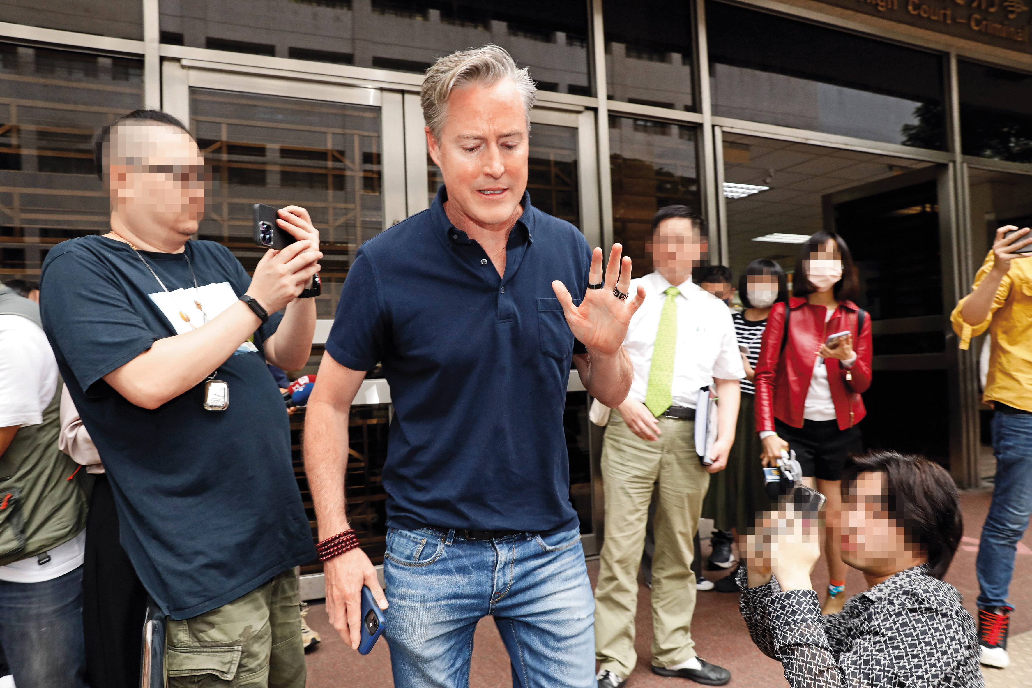 去年初夏克立（中）返台處理離婚官司，幾次親上火線，聲淚控訴遭抹黑。