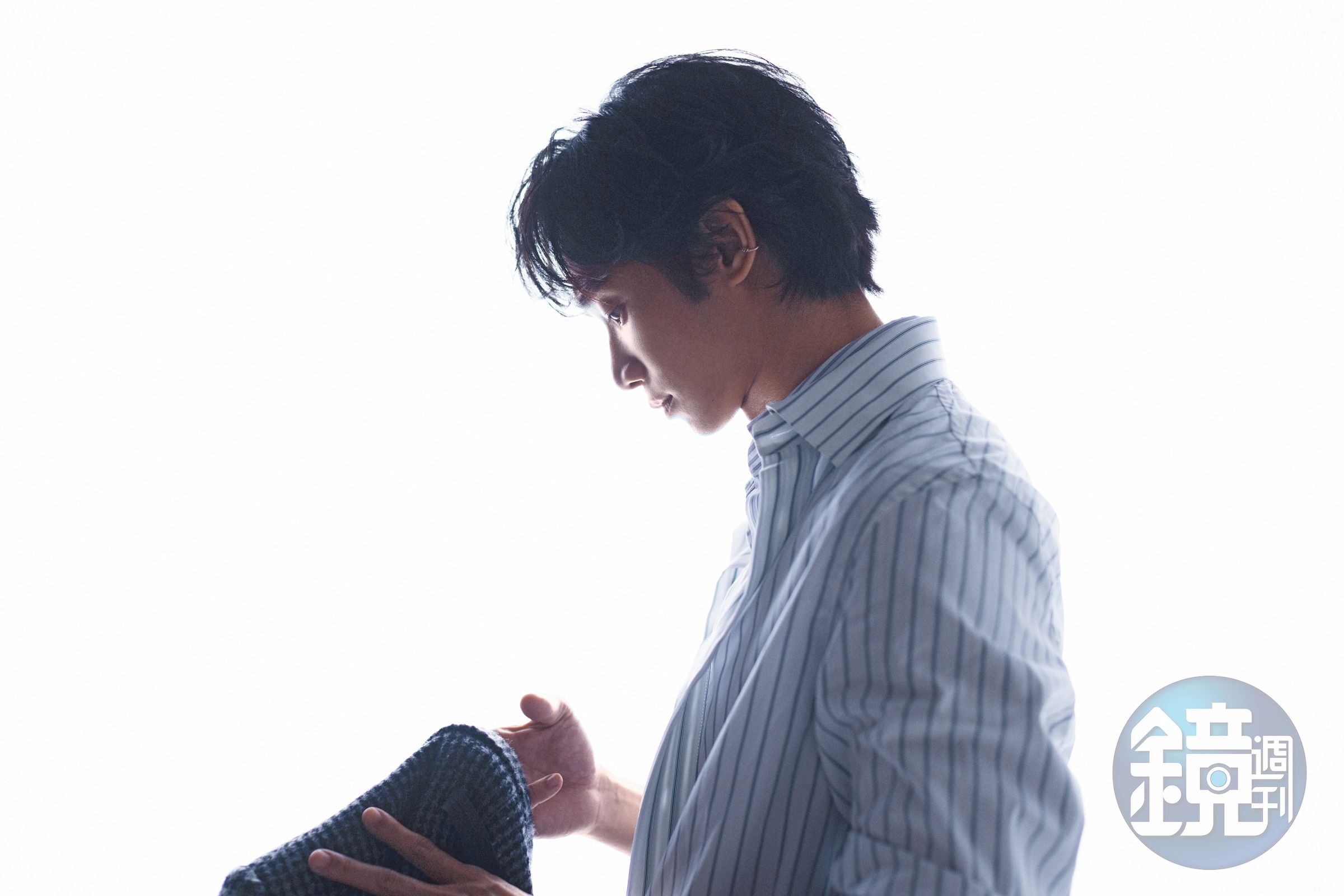演完一個角色就剪頭髮, 是他脫離角色的儀式感。 年輕時還會帶回角色的小東西留念, 現在劉以豪不這麼做了。