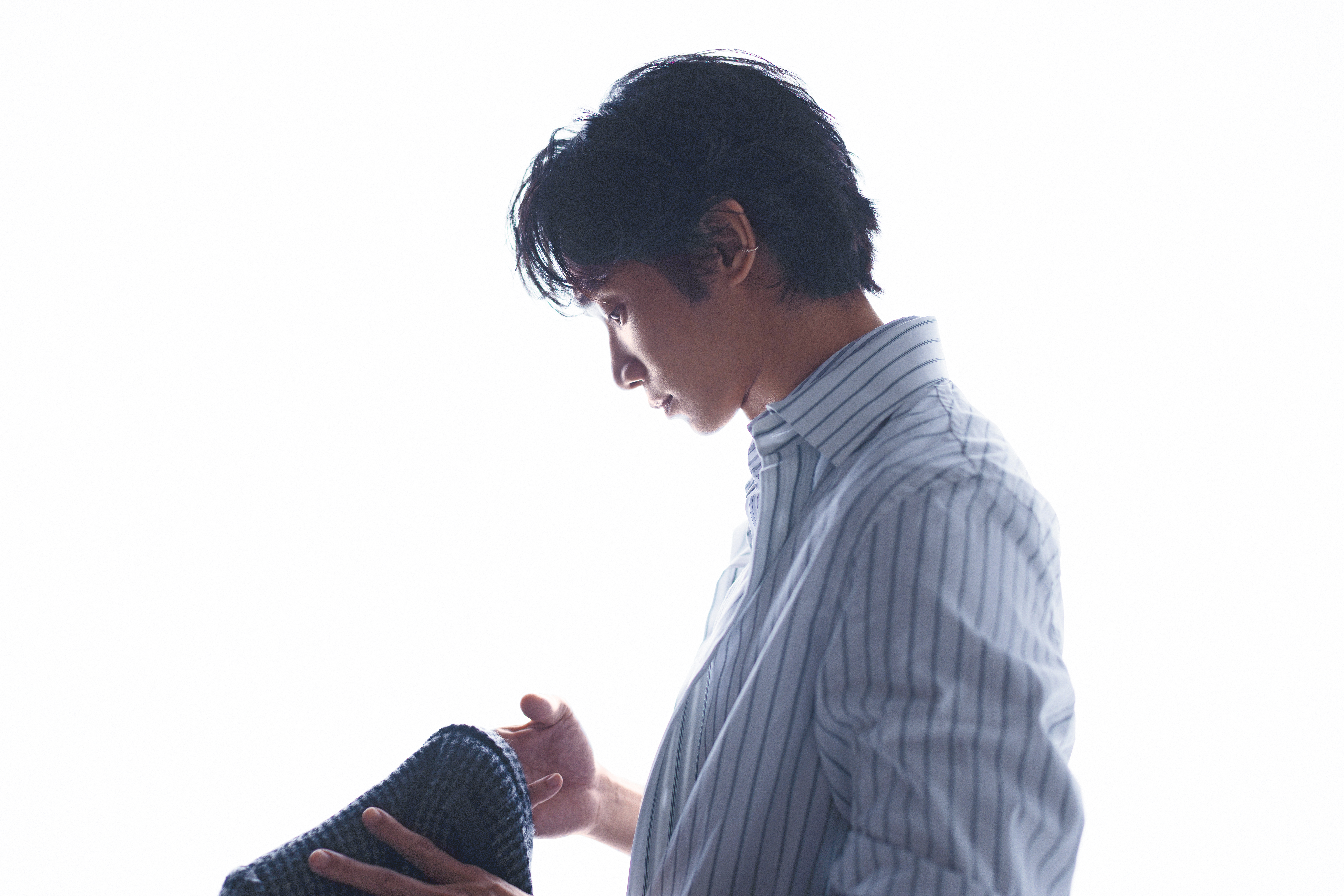 演完一個角色就剪頭髮， 是他脫離角色的儀式感。 年輕時還會帶回角色的小東西留念， 現在劉以豪不這麼做了。