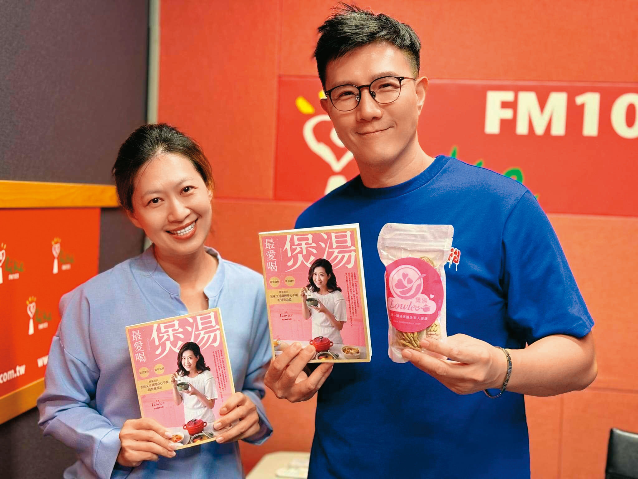 黎台麗（左）曾上節目宣傳食譜，並與藝人蔣偉文（右）合影。（翻攝煲湯女神臉書）