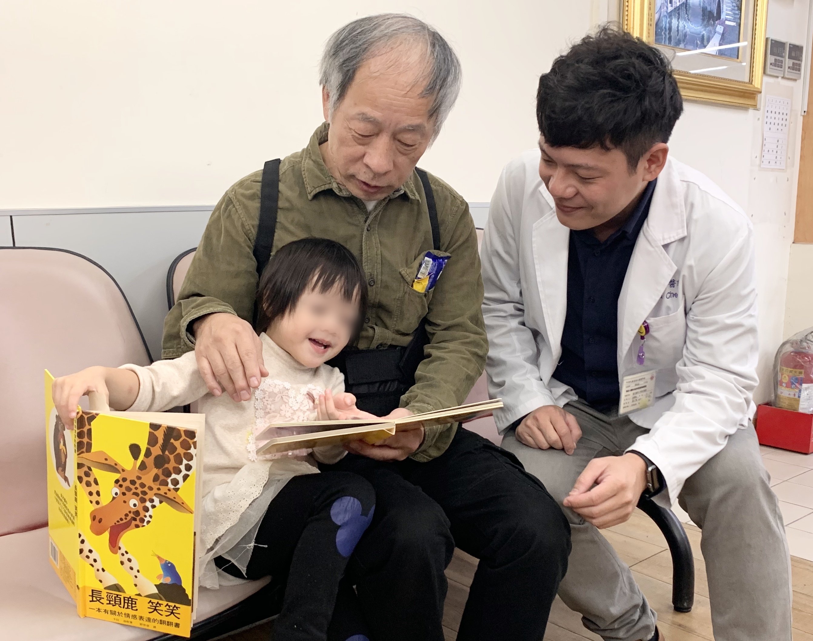 區一家《閱讀處方箋守護孩童健康發展》計畫,協助弱勢家庭加強幼兒語言互動,掌握關鍵發展期,讓孩子能好好表達。(信義房屋提供)