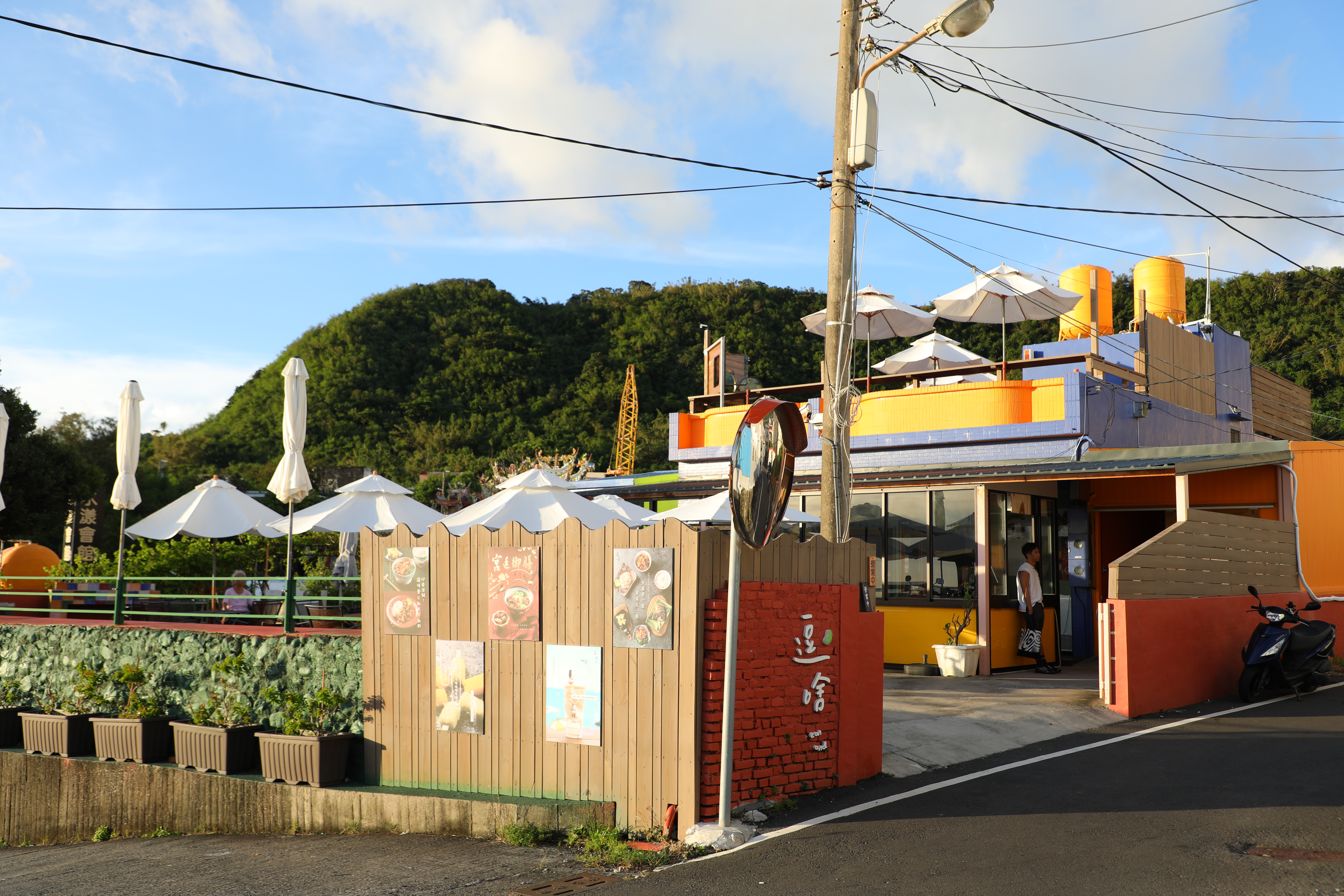 2023年開幕的「逗啥」專賣泰式料理與綠豆沙飲品。