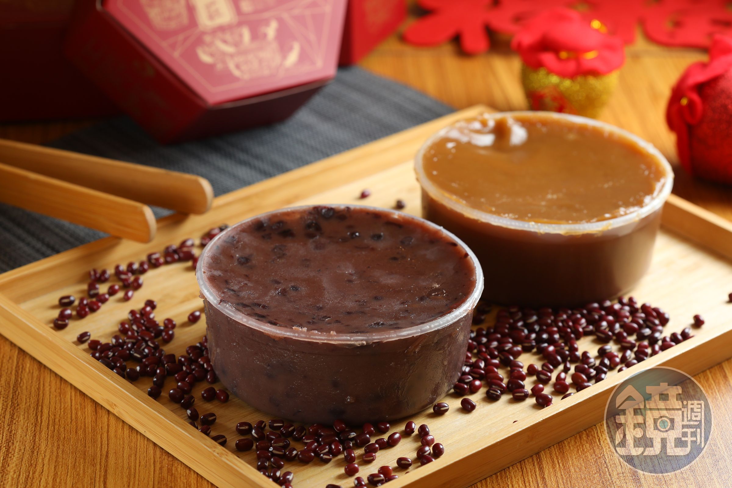 台灣特級砂糖製作的「焦糖年糕」（後，166元／個）；「紅豆年糕」（前，176元／個）有滿滿大顆紅豆粒。