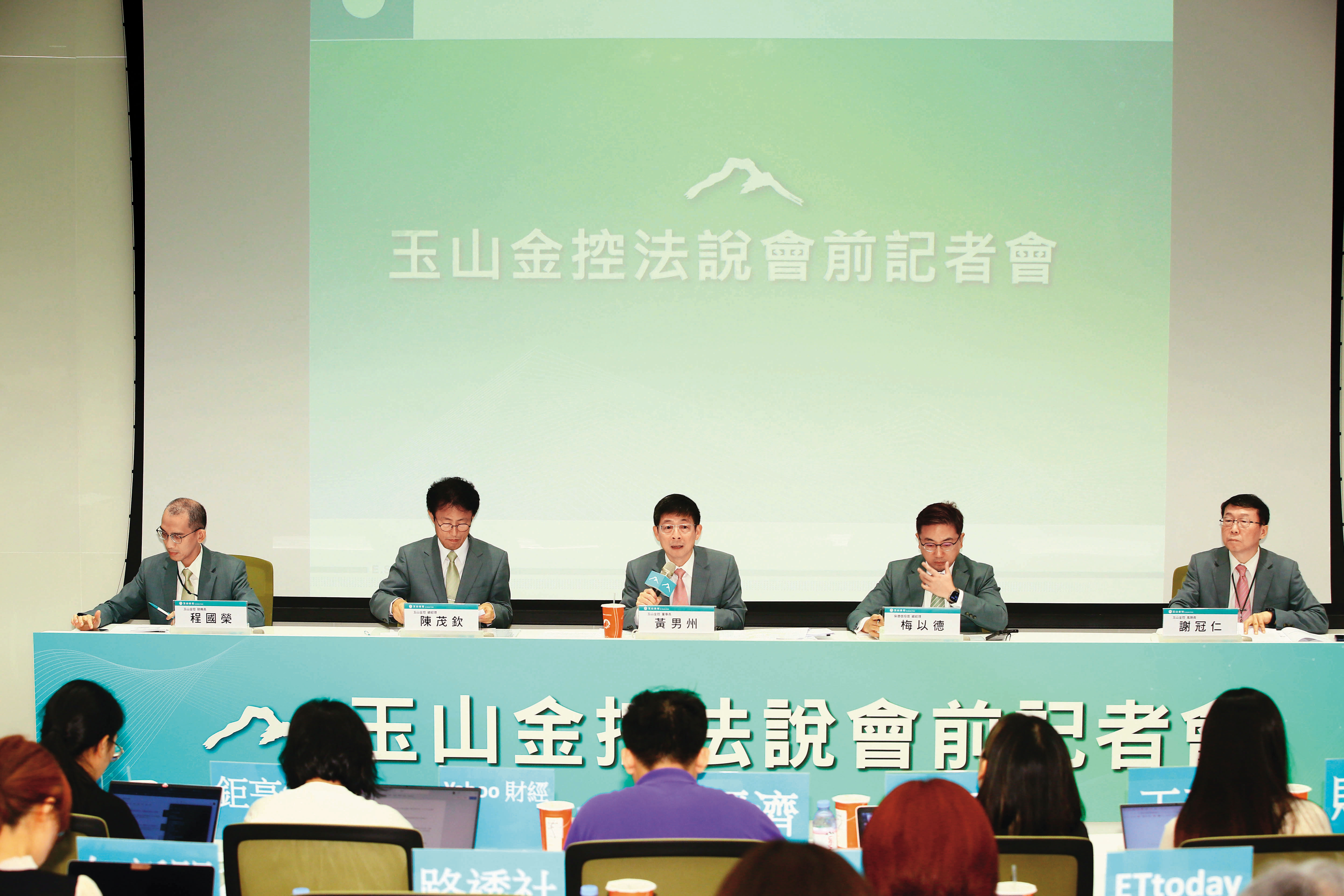 2026年金融股獲利可望進一步成長，高股息ETF含「金」量高，可不用急著出脫。