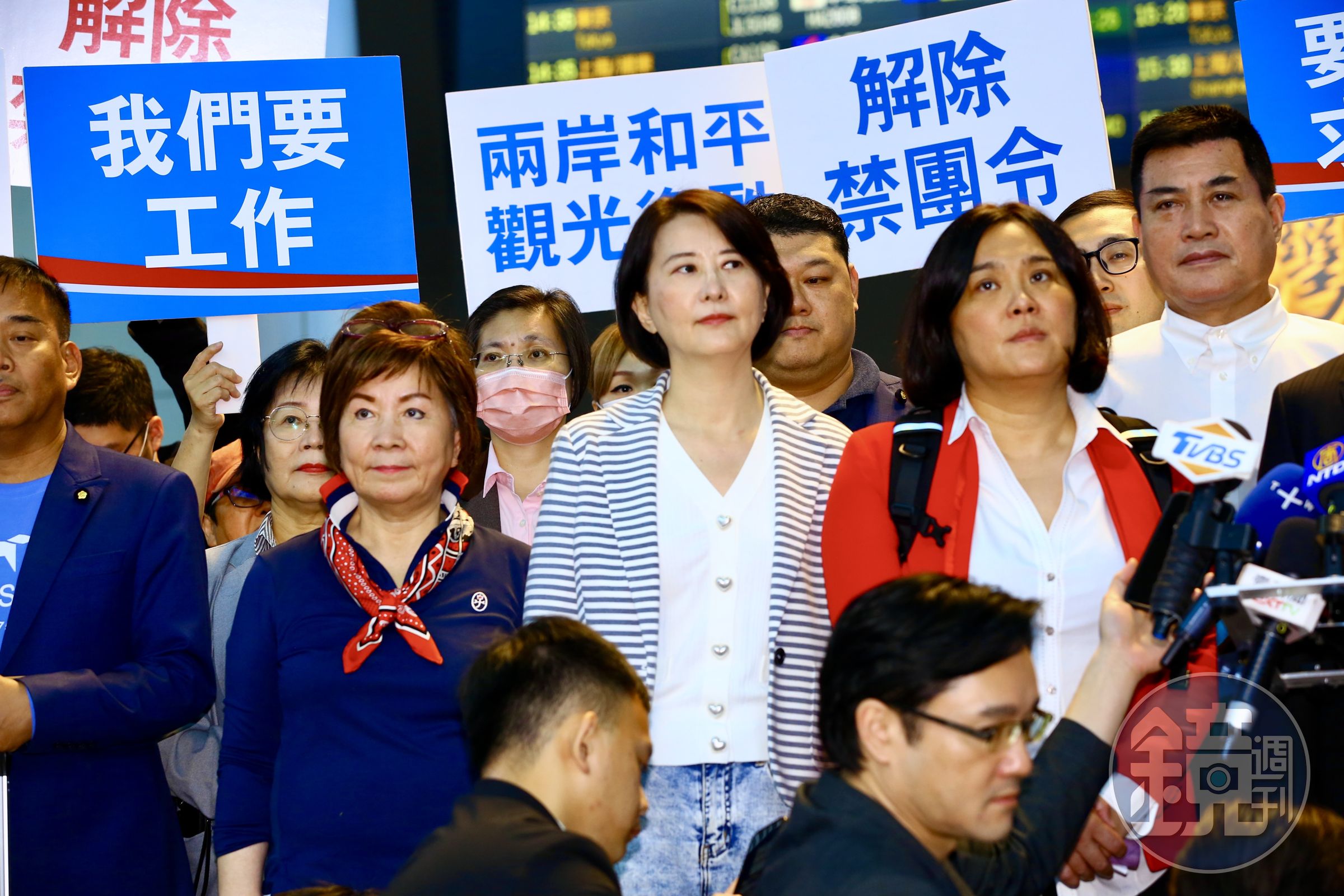 國民黨17名藍委日前集體赴中，平地原住民立委黃仁（右一）也在列。