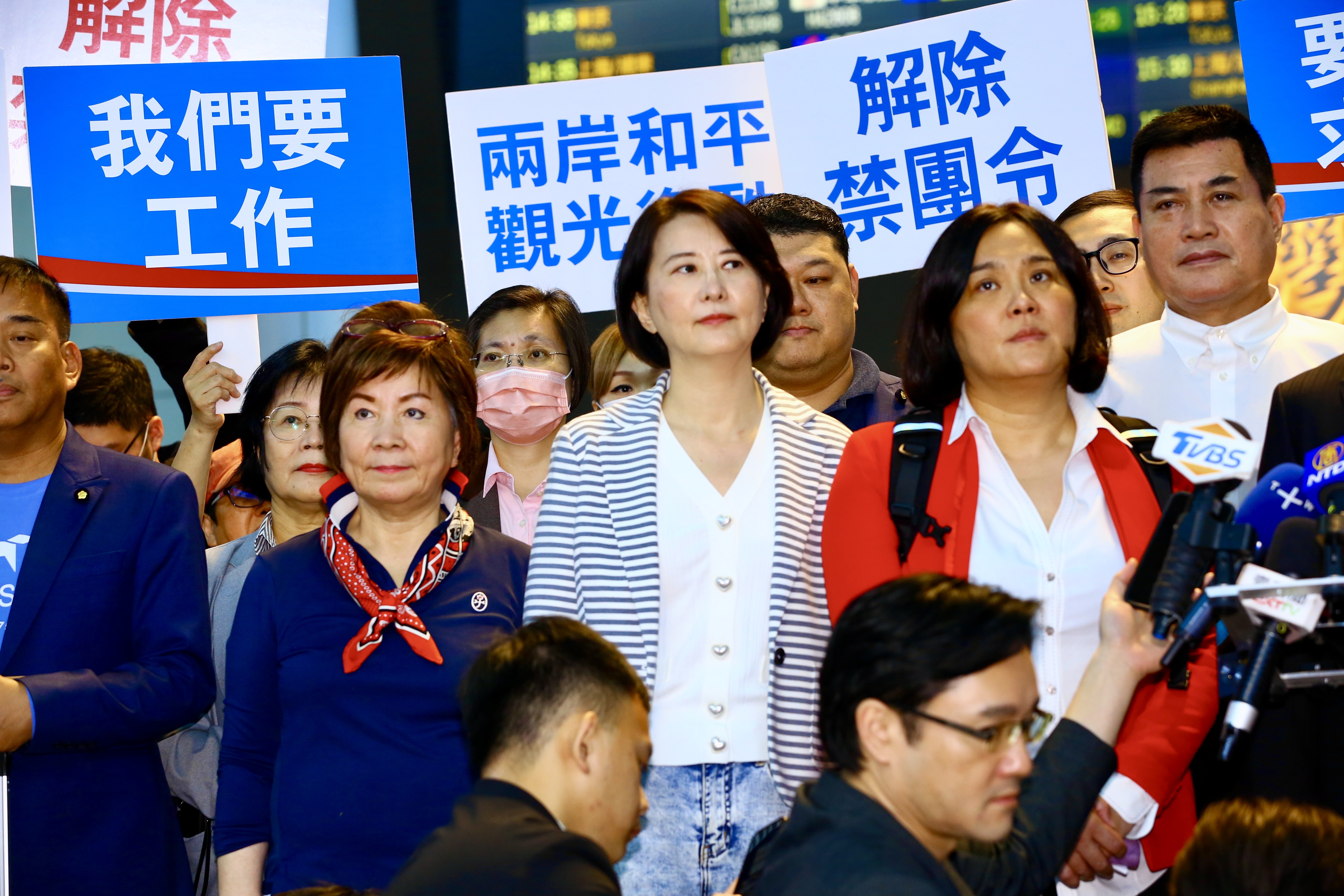 國民黨17名藍委日前集體赴中，平地原住民立委黃仁（右一）也在列。
