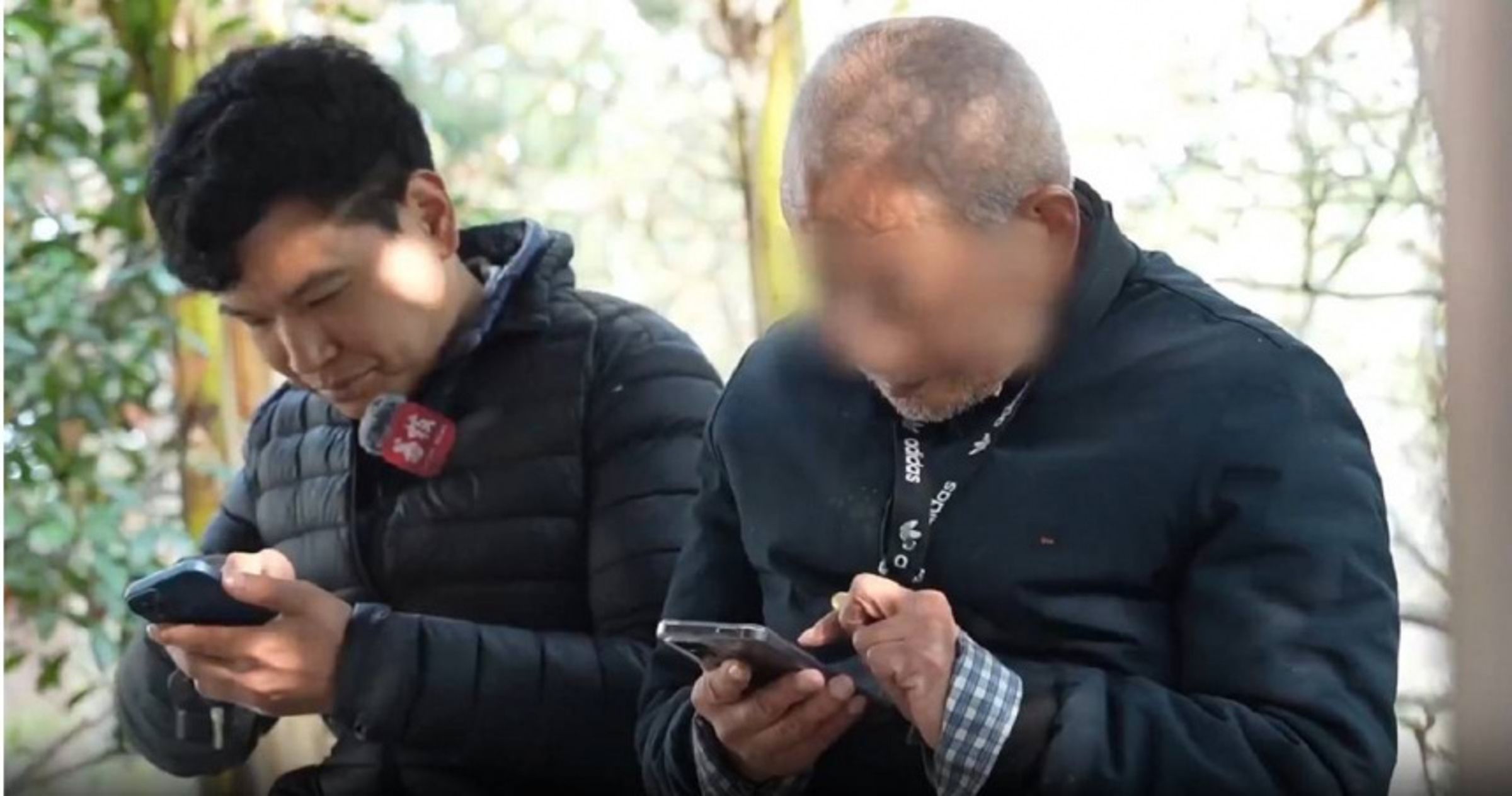 中國江蘇省出現新興職業「全職孫子」,專職陪伴獨居長輩,引發社群平台熱烈討論。(翻攝自微博)
