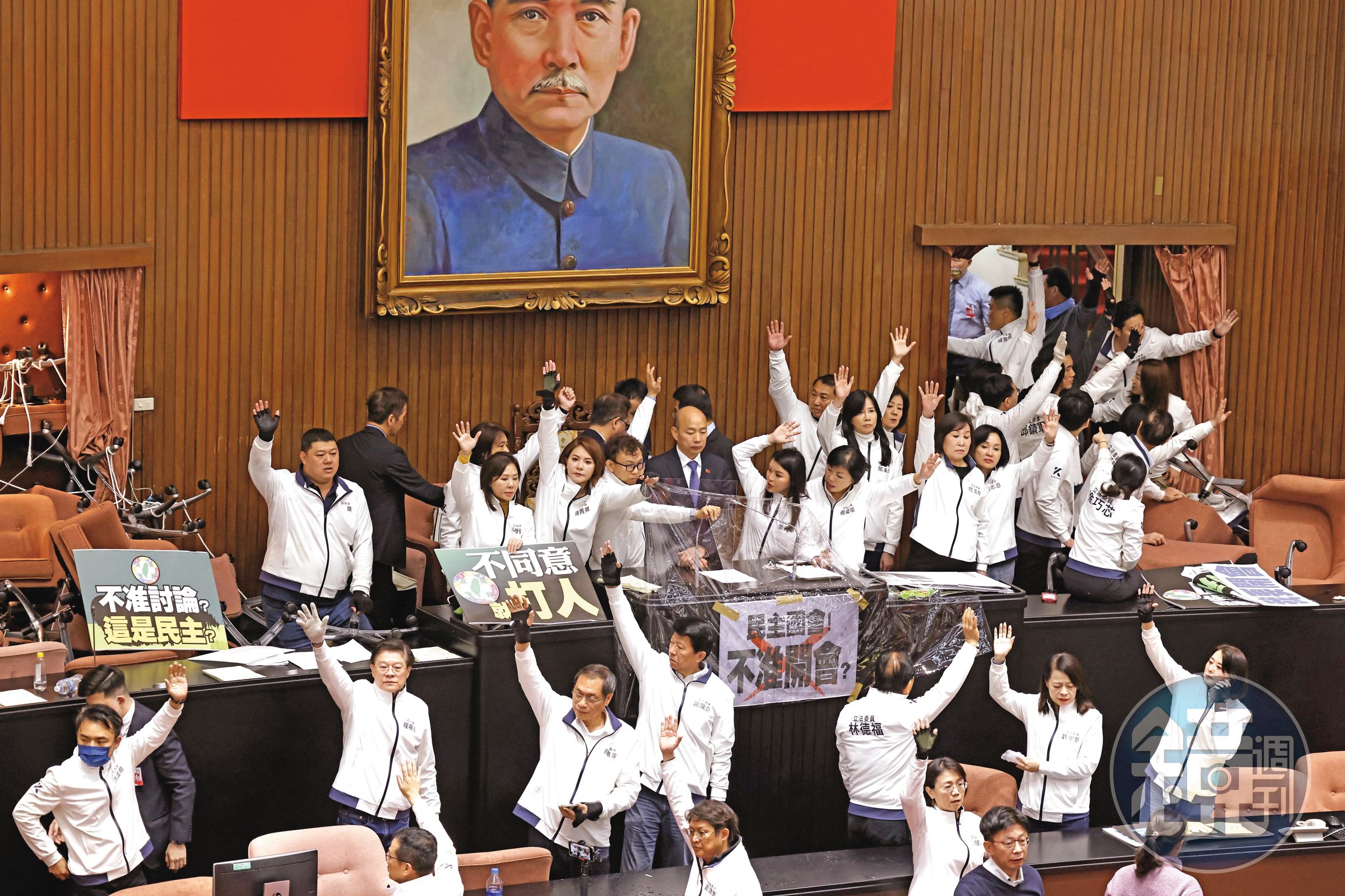 藍委團團護住韓國瑜,透過舉手表決方式通過3法修正。