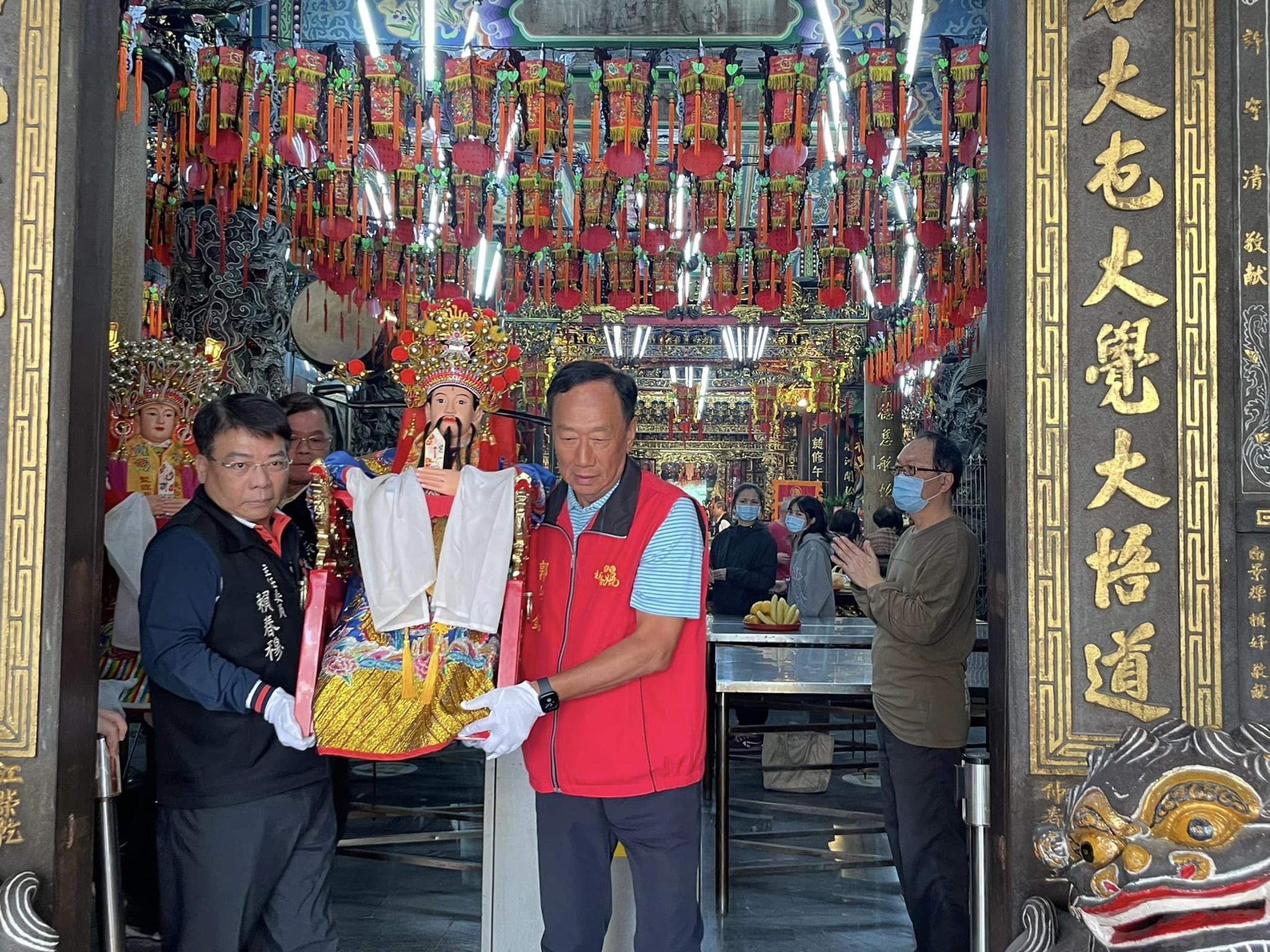 郭台銘（右）現身板橋慈惠宮神明安座儀式。（翻攝板橋慈惠宮臉書）