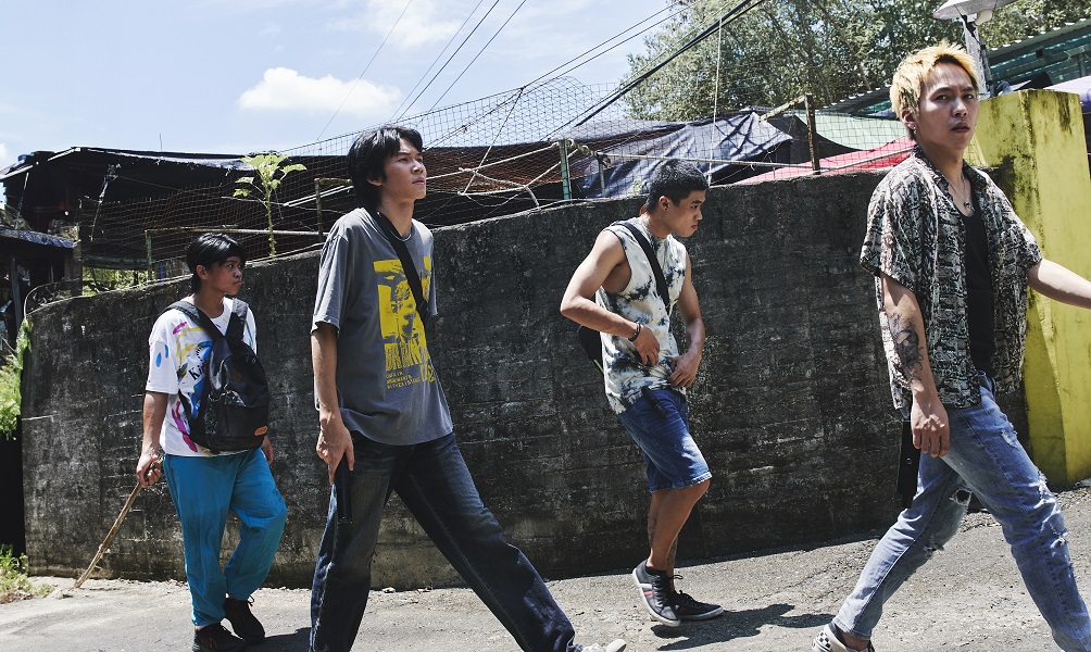 巫建和(右起)、潘親御、黃聖球與鍾家駿飾演來自脆弱家庭的邊緣青少年,因價值觀錯亂鋌而走險。(好勁影業提供)