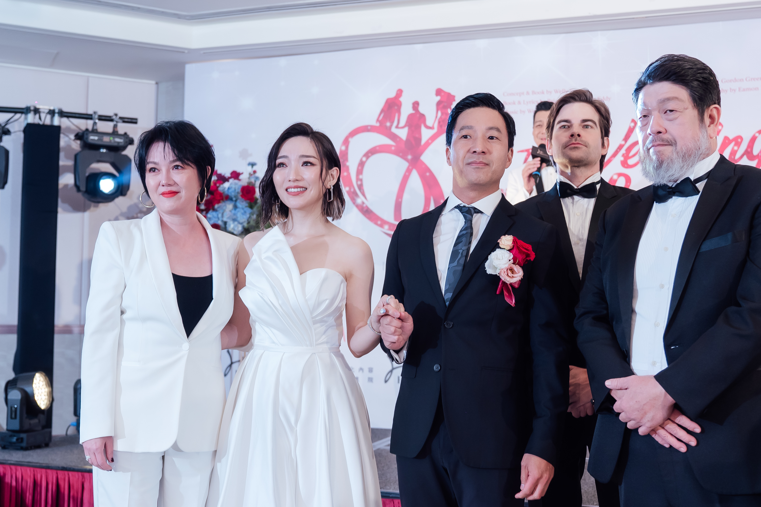 音樂劇《囍宴》總製作人楊呈偉（右三）與演員群在記者會現場搬演經典橋段。（ 華文音樂劇提供）