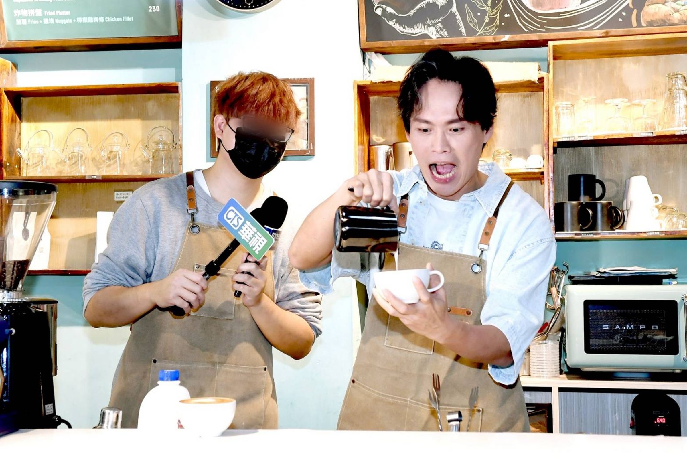 黃鐙輝今在庇護咖啡館學習擔任一日店長。(華視提供)