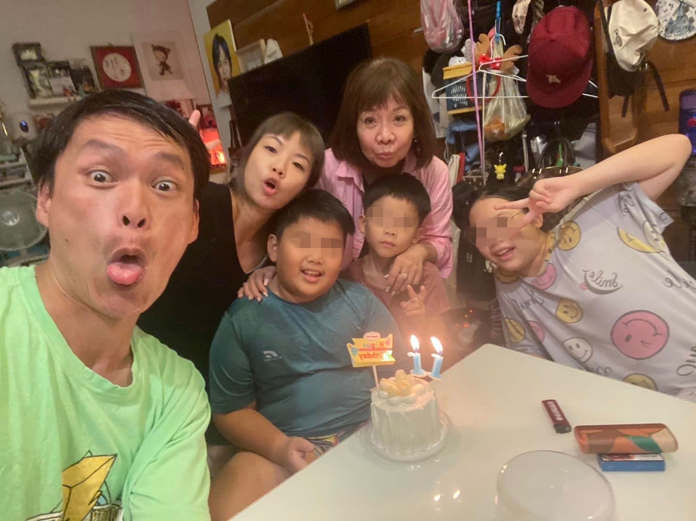 黃鐙輝與萁萁一家五口經常與岳母萁媽出遊。(翻攝自萁萁的黃三寶臉書)