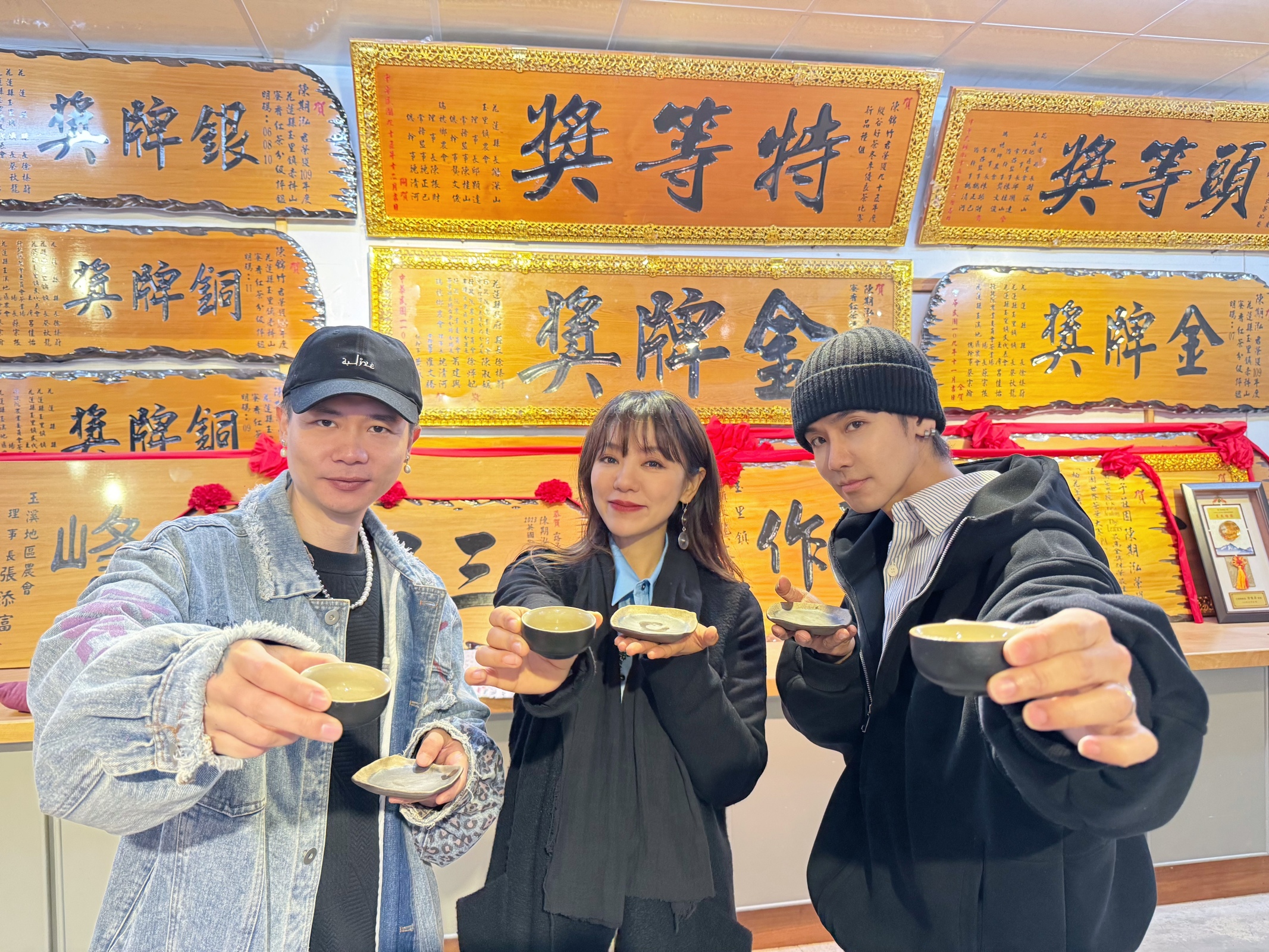 丁噹、鼓鼓呂思緯、蕭秉治邀大家來喝茶。（相信音樂提供）