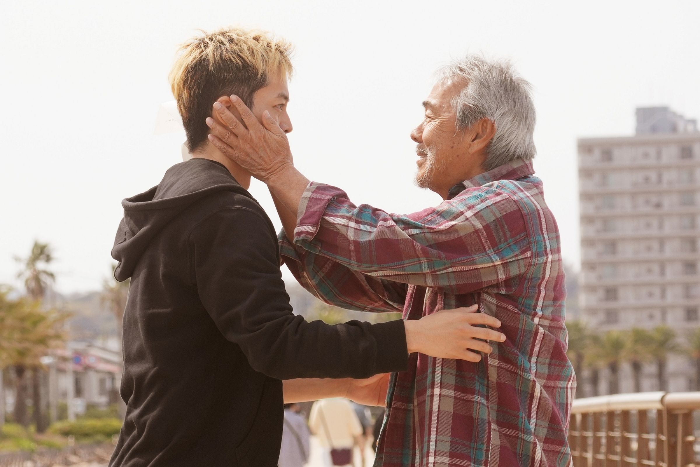 日本男星松坂桃李(左)與寺尾聰(右)相隔12年之後再度同台,在《老爸歌單未完待續》飾演父子。(采昌國際多媒體提供)