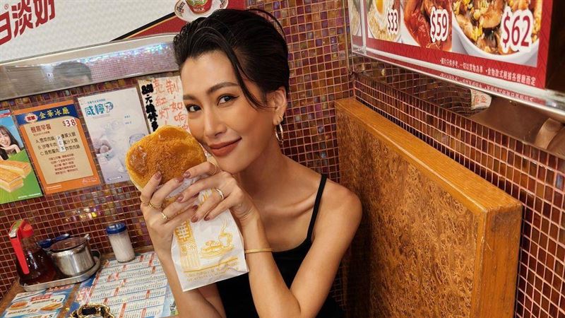 時尚網紅莫莉因抓IU的手，被粉絲撻伐，還因此沉寂一陣子。（翻攝自莫莉IG）