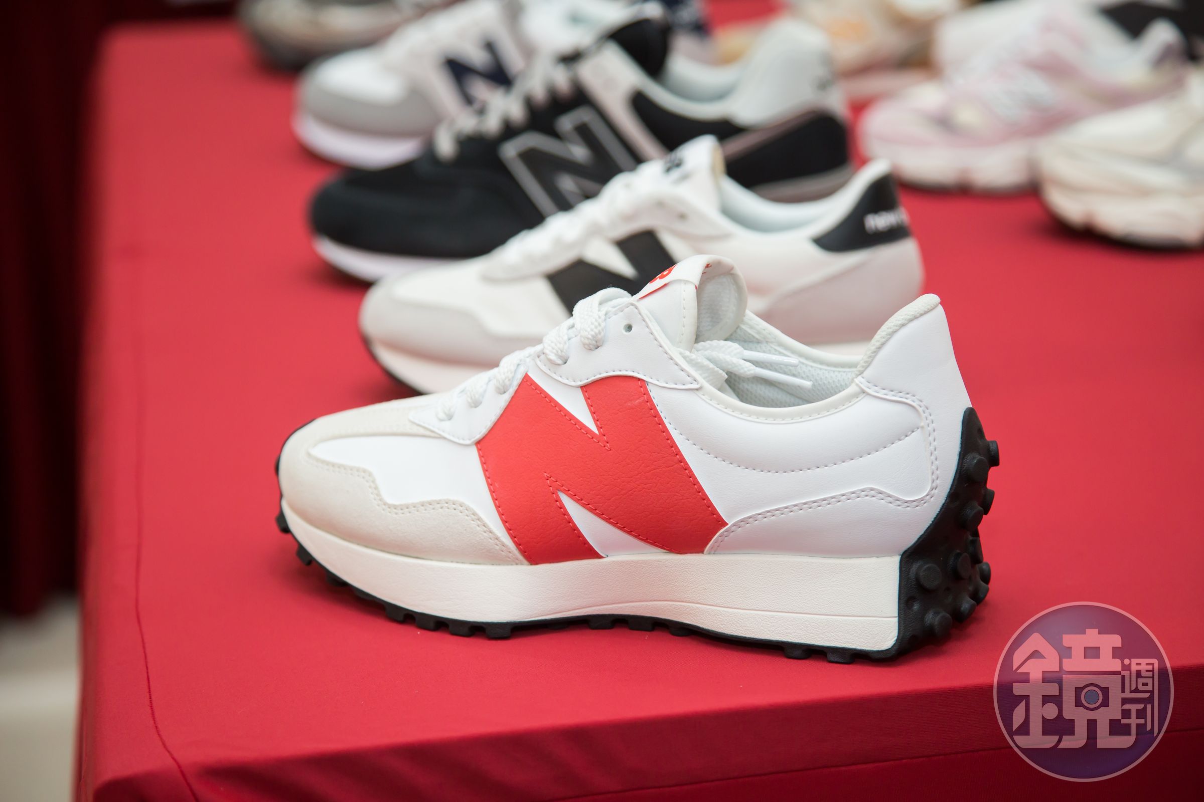 New Balance327是經典熱賣的鞋款，問世首三年皆由中傑獨家生產。