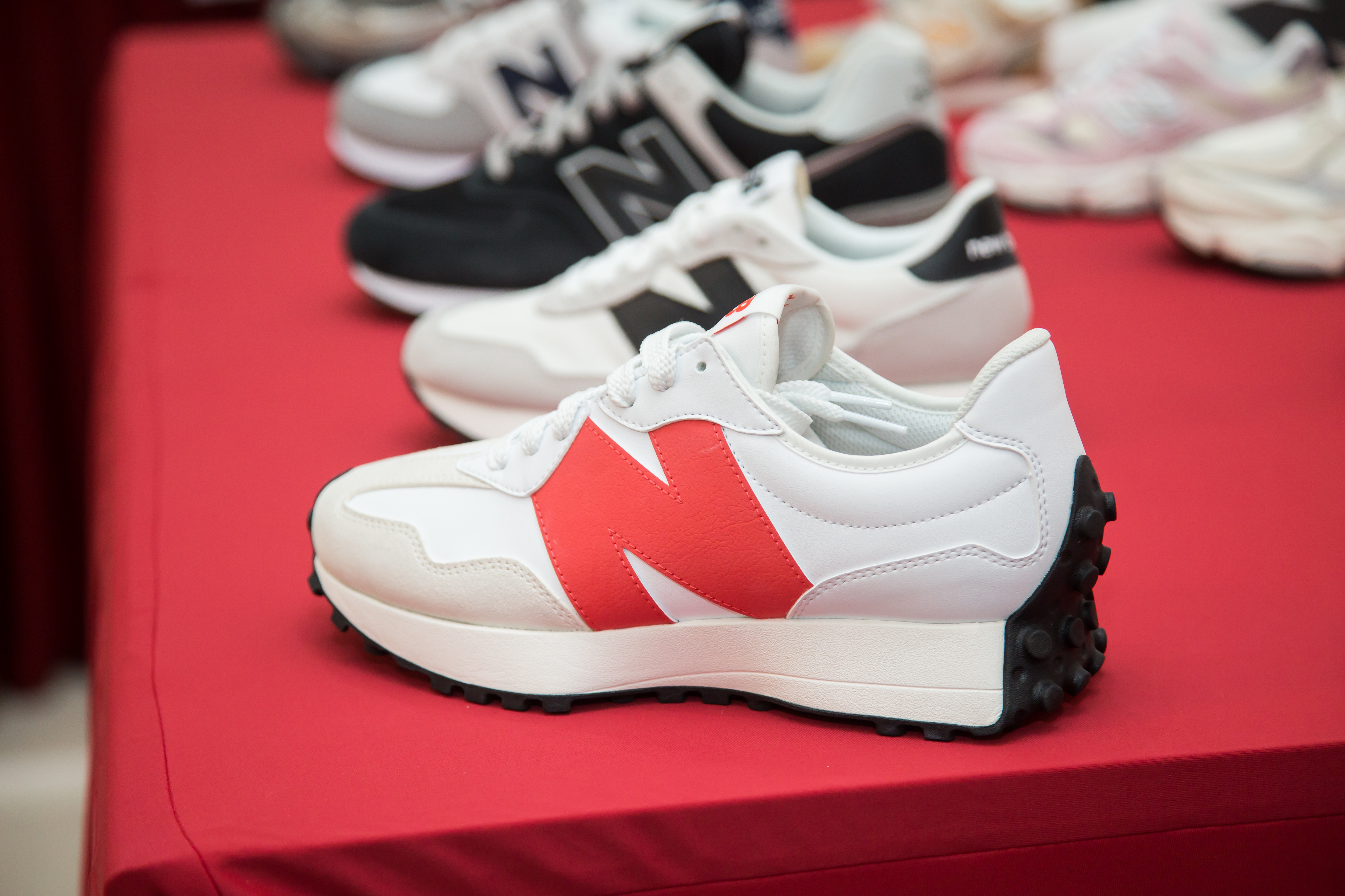New Balance327是經典熱賣的鞋款,問世首三年皆由中傑獨家生產。