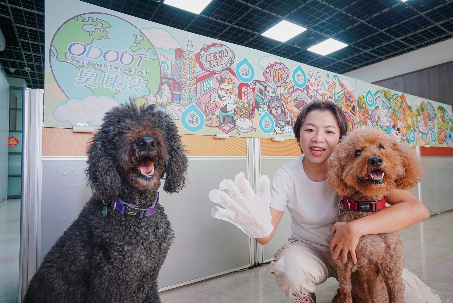 夏綾那把臭味滾從手作坊一路做成台灣寵物環境清潔用品第一品牌。已屆高齡的愛犬天天兵兵，從小跟著夏綾那一起到工廠上班，是最佳模特兒。