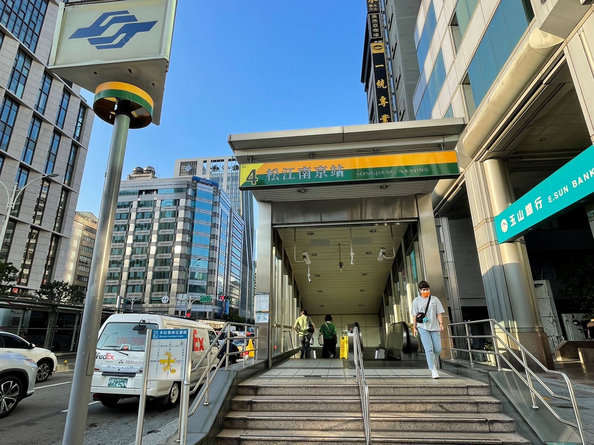 在中和新蘆線中，松江南京站2025年旅運量高達2600萬人次，名列第一，周遭住宅平均單價突破9字頭大關。