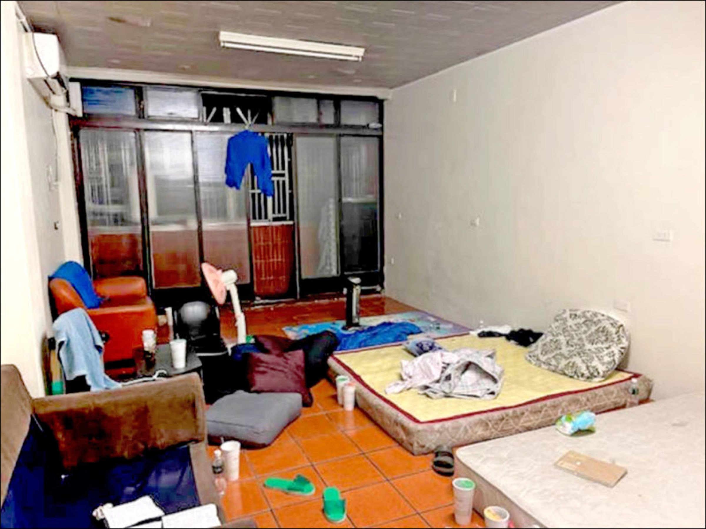 以何諺融為首的詐團,將提供人頭帳戶的男女當成「豬仔」,拘禁在這處新竹郊區透天厝中。(翻攝畫面)