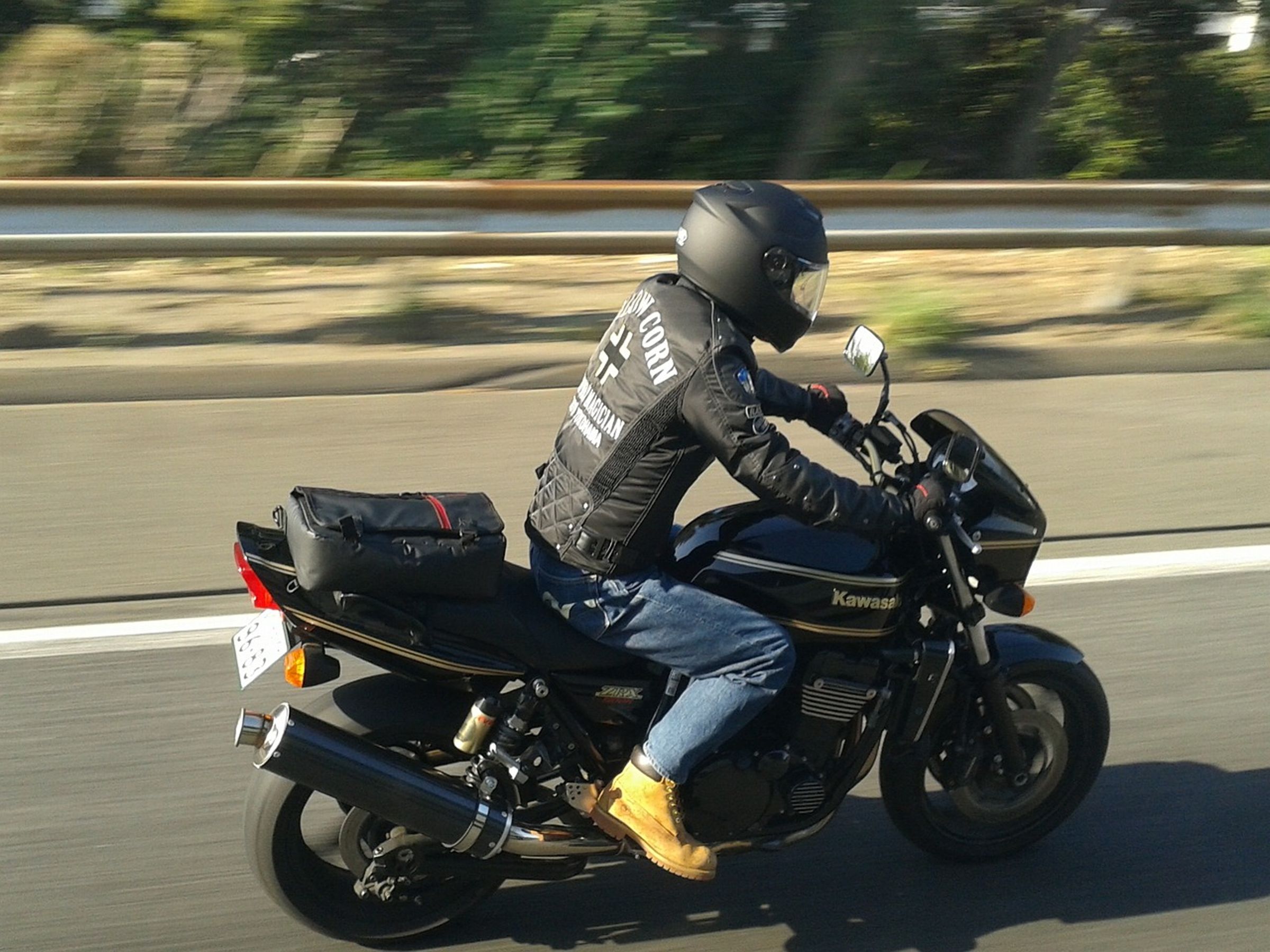 一名18歲少年無照騎乘機車,載著47歲女網友自撞,釀1死1傷。示意圖。(翻攝自Pixabay)