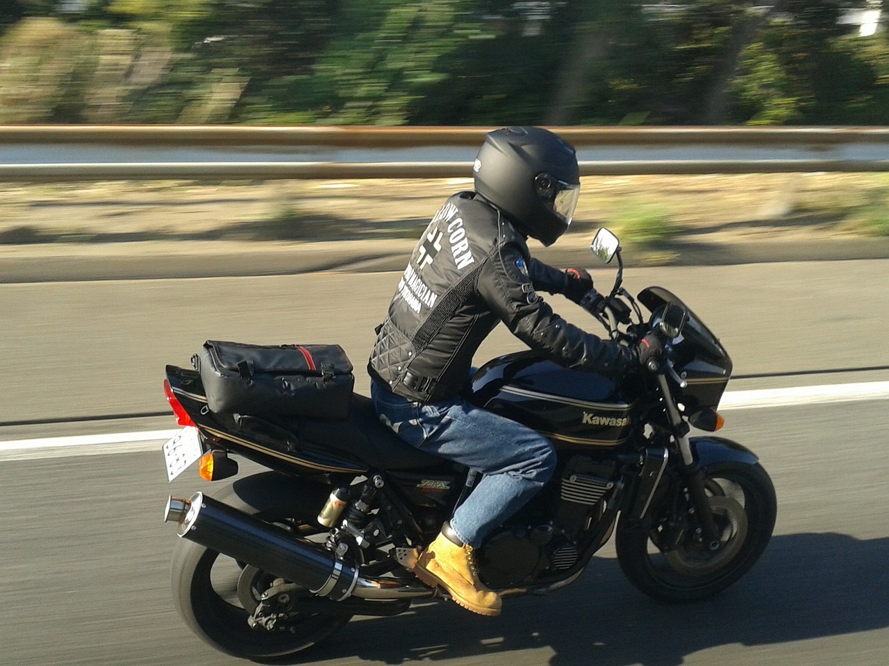 一名18歲少年無照騎乘機車，載著47歲女網友自撞，釀1死1傷。示意圖。（翻攝自Pixabay）