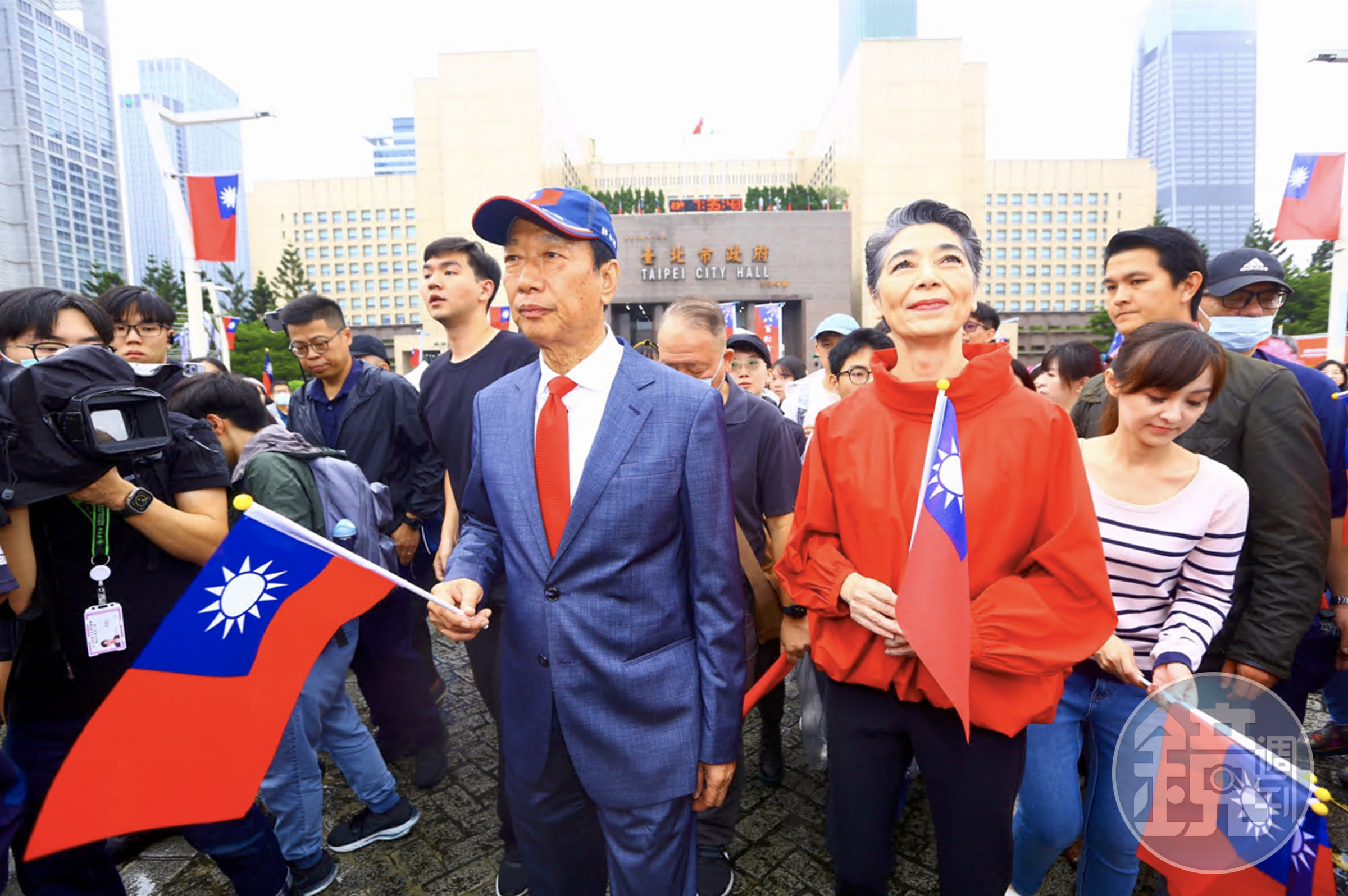 郭台銘與賴佩霞一早到北市政廣場參加國慶升旗典禮。
