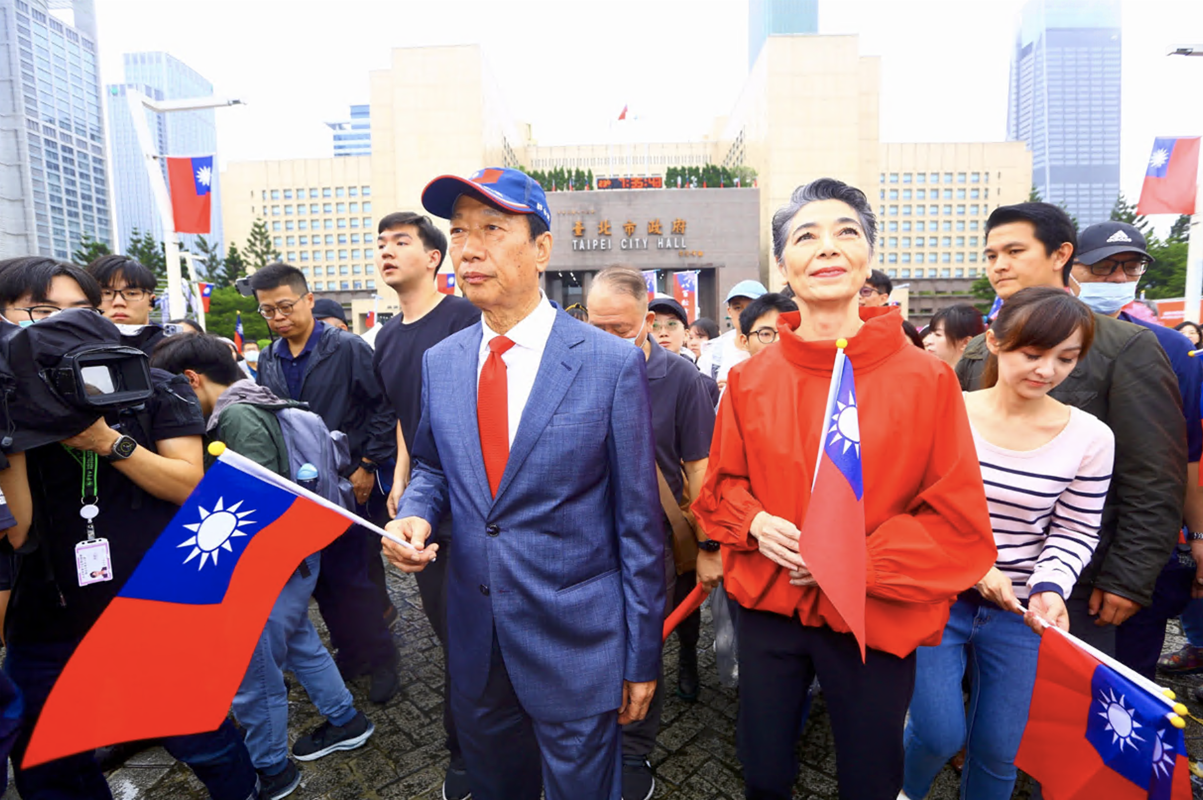 郭台銘與賴佩霞一早到北市政廣場參加國慶升旗典禮。