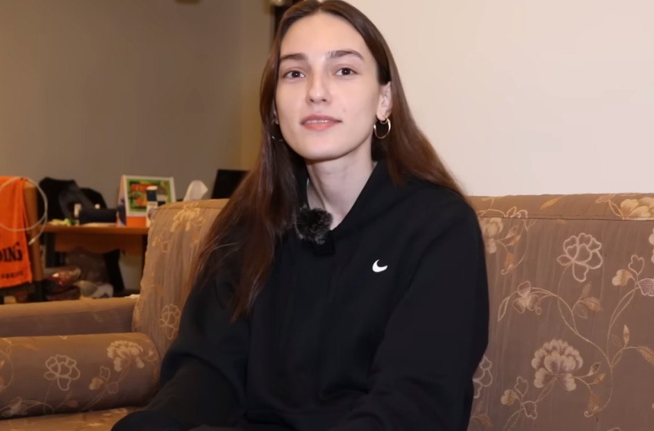 Mila為愛帶著所有積蓄飛來台灣，主動向沒錢的男友求婚。（翻攝Youtube頻道Stopkiddinstudio）