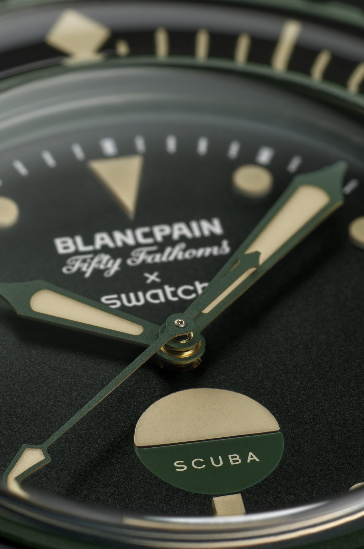 錶盤六點鐘位置設有雙色濕度顯示器，源自 1950 年代 Blancpain 為美國海軍MIL-SPEC規格開發的濕度警示裝置，具備潛水錶的歷史意涵。