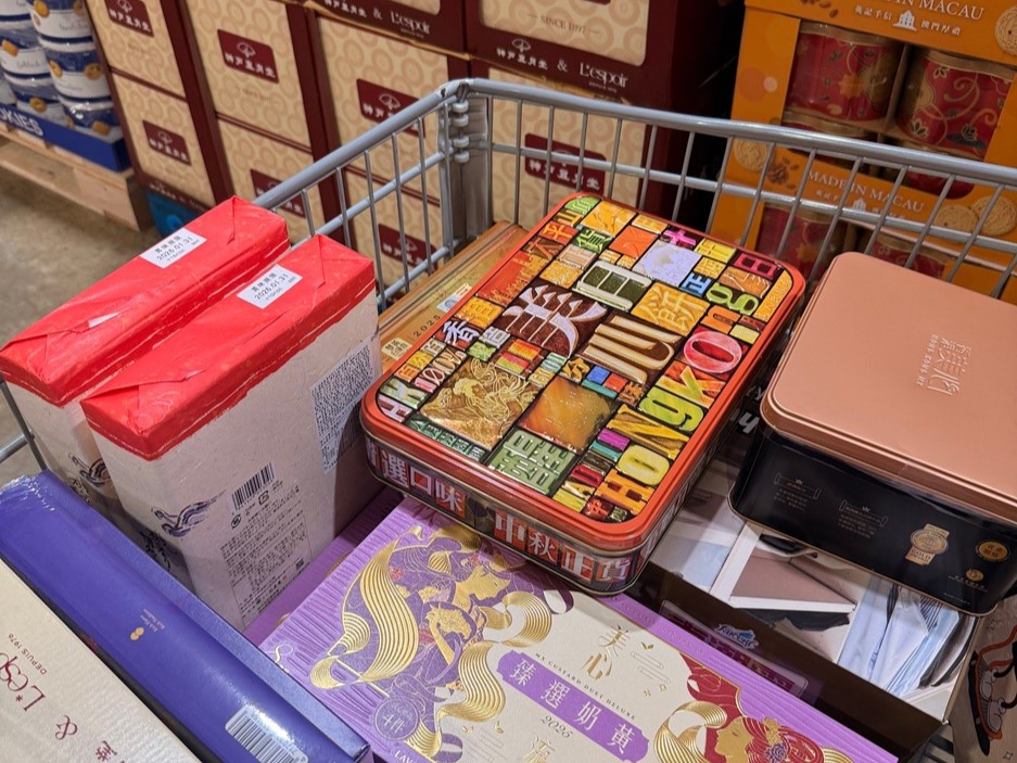 香港知名品牌美心月餅在好市多上架販售，有多款禮盒包裝袋和外觀可供選擇，又比市價便宜3成，引發熱烈討論。（翻攝臉書「Costco好市多商品消費心得分享區」）