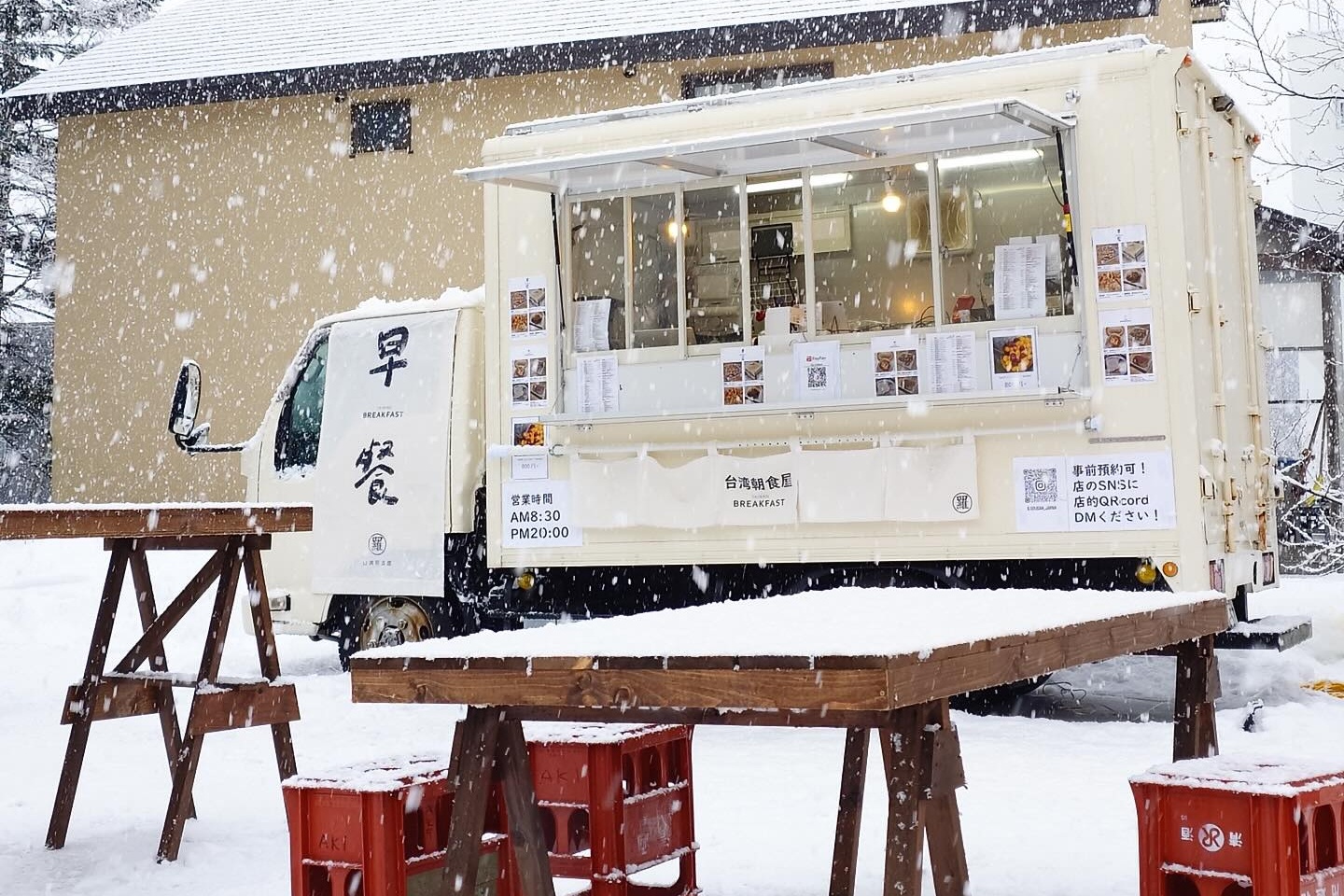 日本早餐店老闆與台派網友隔空互嗆，在社群引發熱議。（翻攝自Threads@sousan_japan）