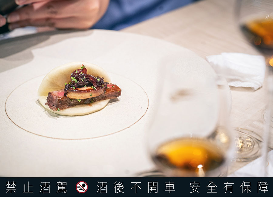 主廚以和牛、鴨肝取代了台灣刈包中的三層肉,搭配馬爹利「VSOP小香檳區干邑」,溫暖的香料與堅果氣息畫龍點睛。