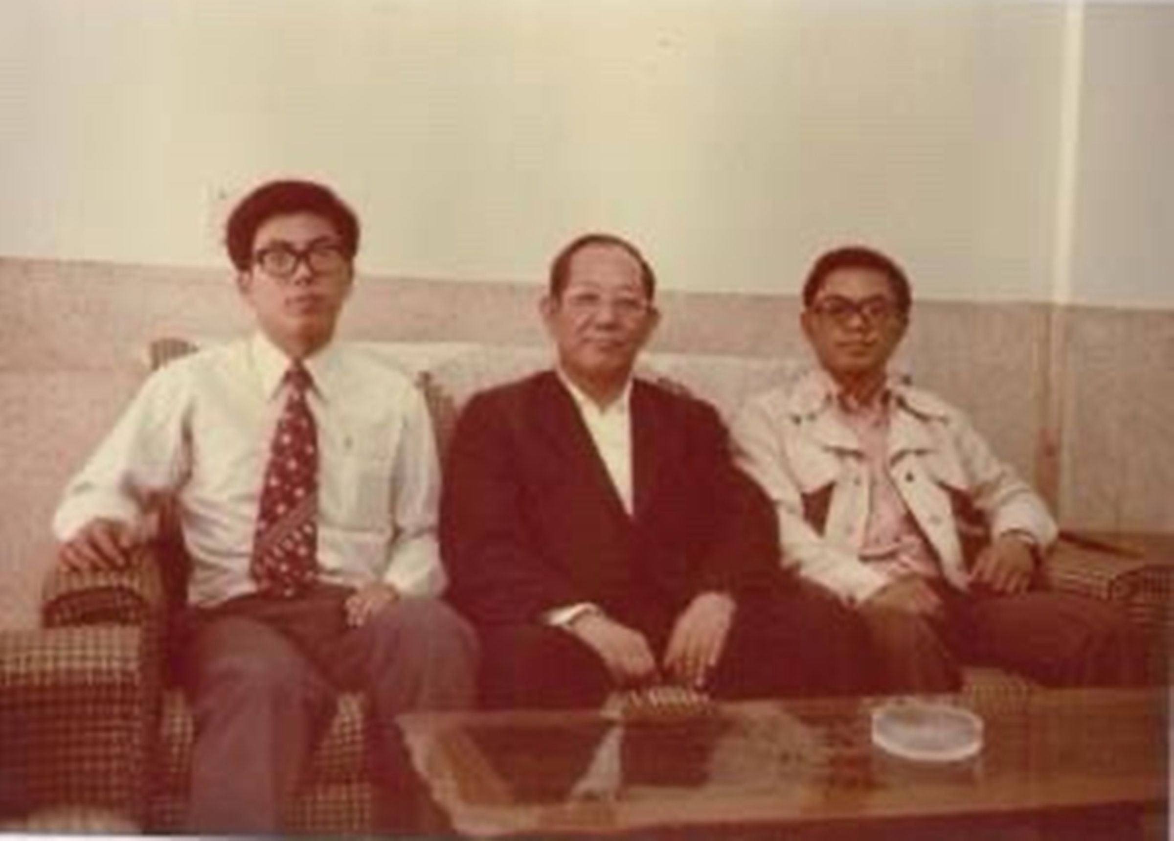 1976年蕭錦聰（左）從老師轉行開貿易公司，進口德國與日本的產品。 （德淵提供）