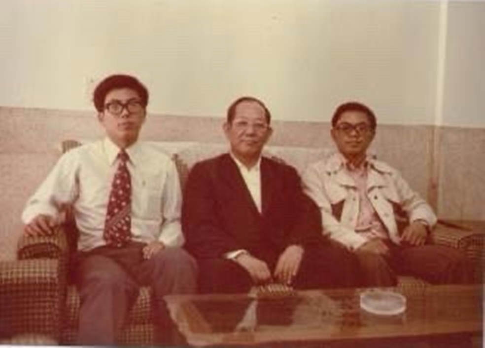 1976年蕭錦聰（左）從老師轉行開貿易公司，進口德國與日本的產品。 （德淵提供）
