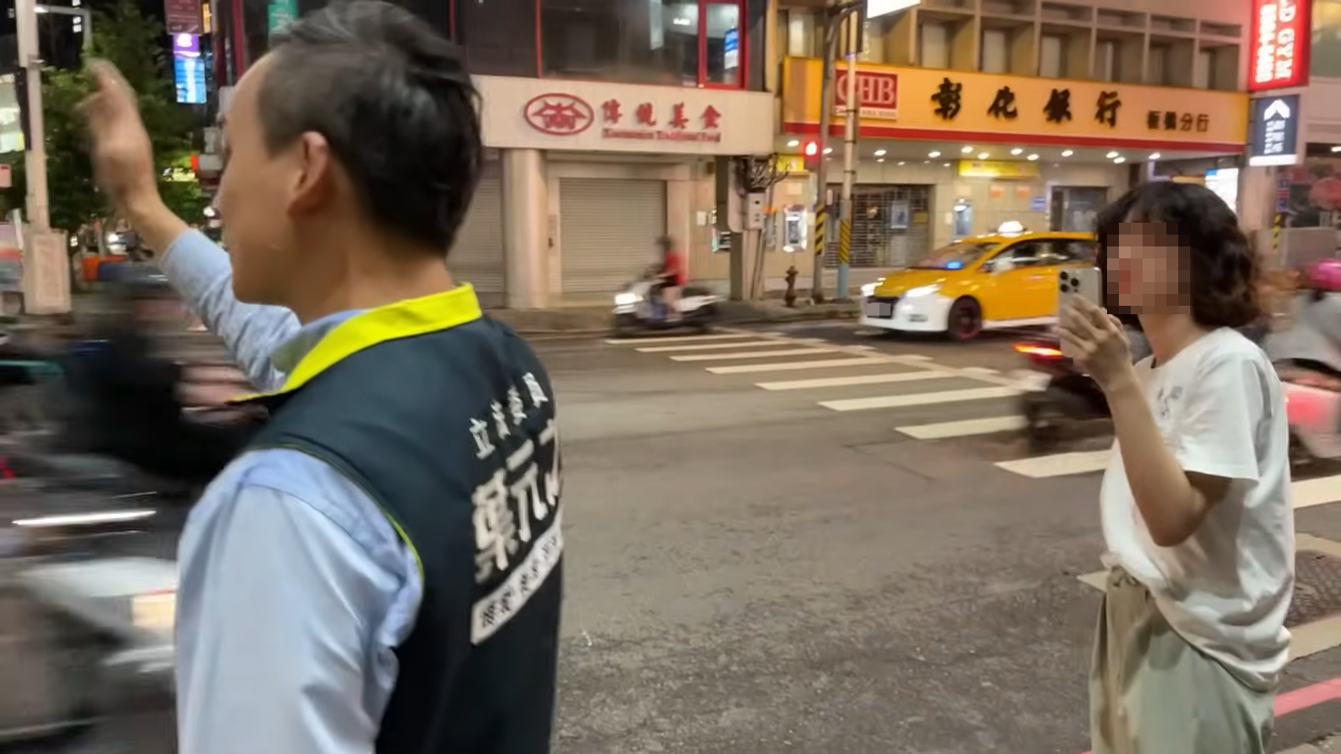 大罷免前夕「助攻」藍委葉元之挺過罷免的女民眾，被目擊現蹤花蓮光復災區，但她身披民進黨議員團隊背心，身分遭到質疑。（翻攝自葉元之·原汁原味 YT頻道）