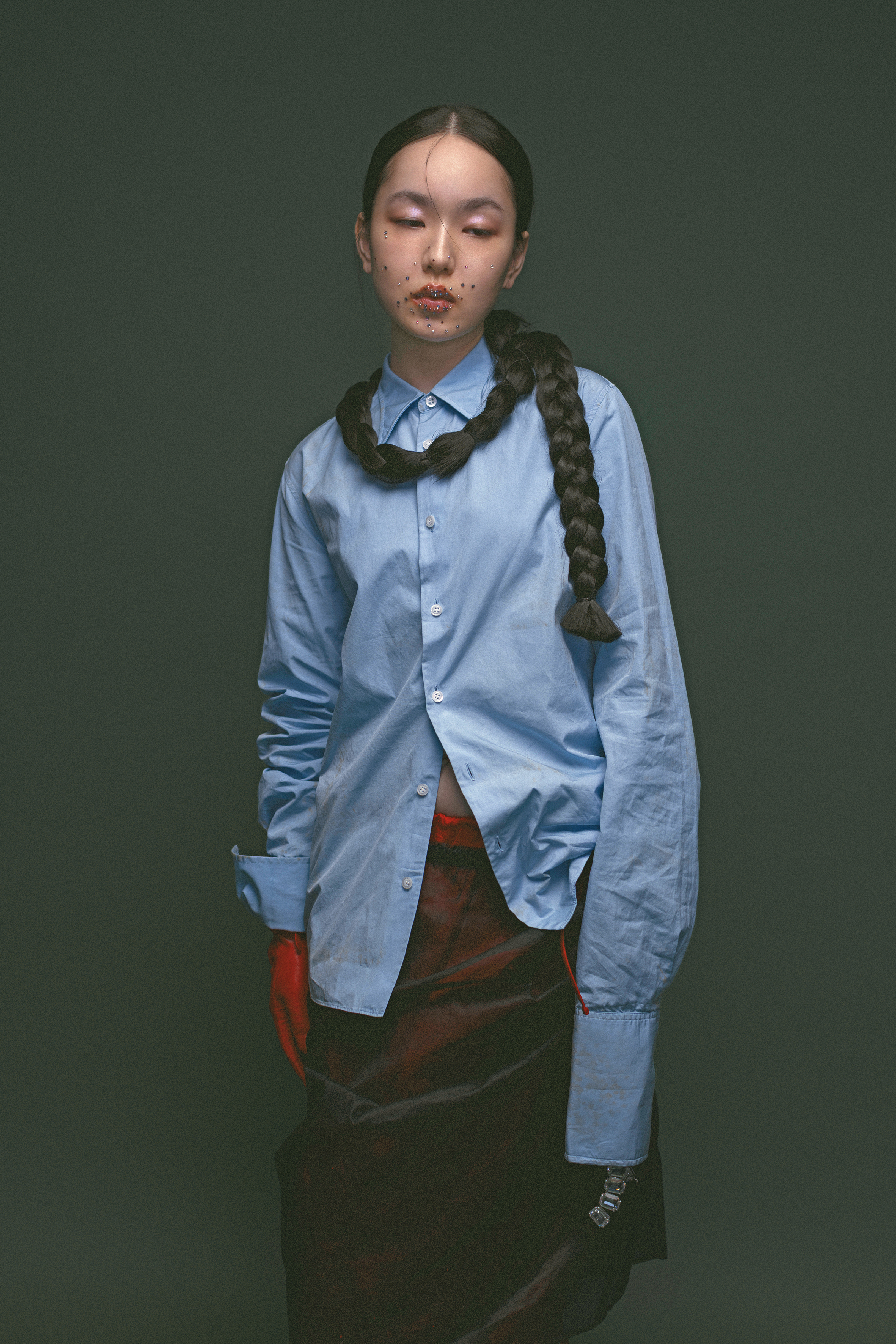藍色襯衫 價格店洽 by PRADA／紅色珠飾裙 價格店洽 by PRADA／黑色紗裙  價格店洽 by PRADA／紅色皮革手套 NT$1,490 by ZARA／Millenia項鍊（拿在手上） NT$15,000 by SWAROVSKI
