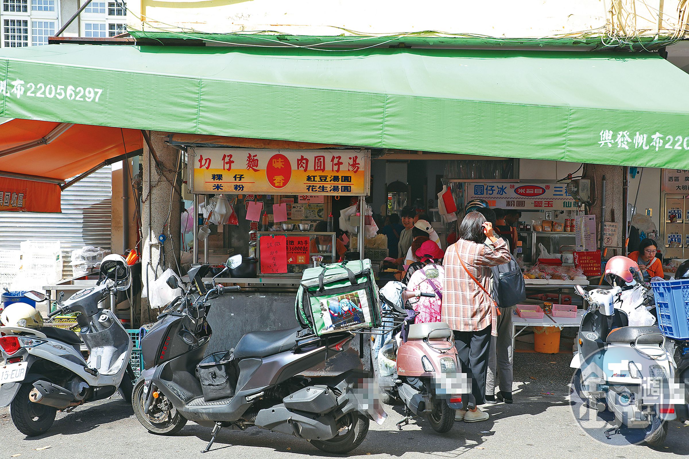 外觀低調的「味香鮮肉湯圓/古早味三種冰」,每天都有很多人排隊外帶。