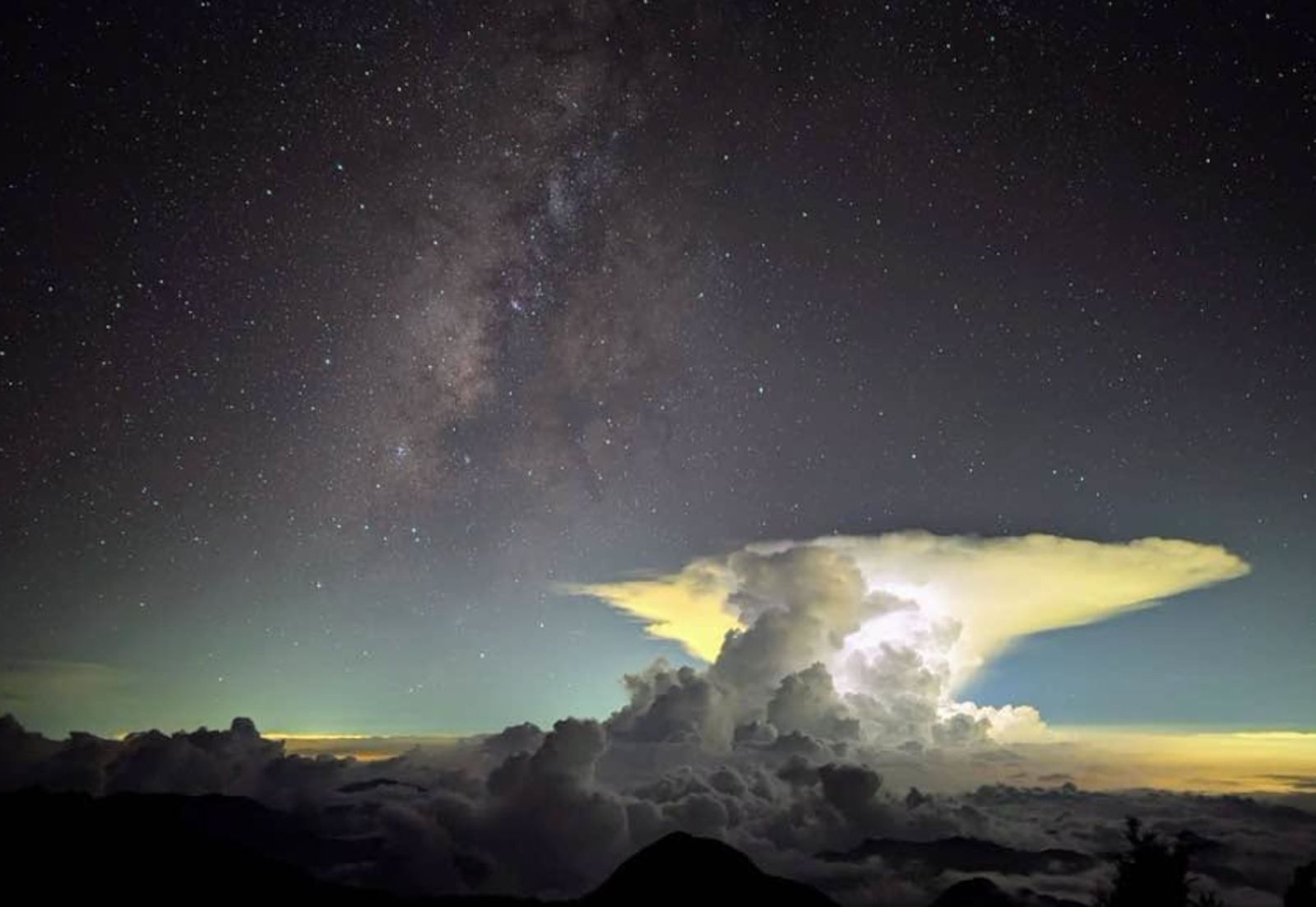 夜空奇景!「砧狀雲」閃亮光驚人畫面曝光 鄭明典分析原因:透露祥和美感