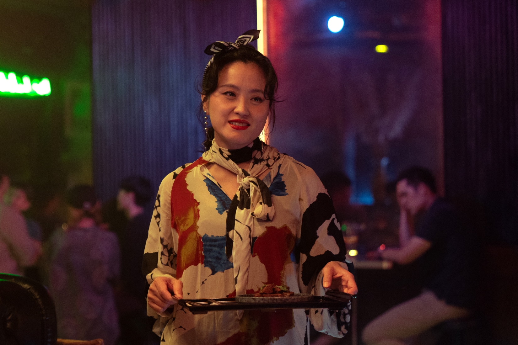 國民姑姑海裕芬在劇中也有許多扮相，驚喜畫面令網友噴飯。（紅杉娛樂提供）