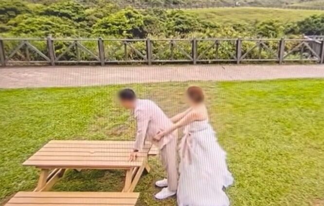 擎天崗「後入激戰桌」變全台最夯排隊打卡點　新人穿婚紗到場「前後晃動」重現姿勢