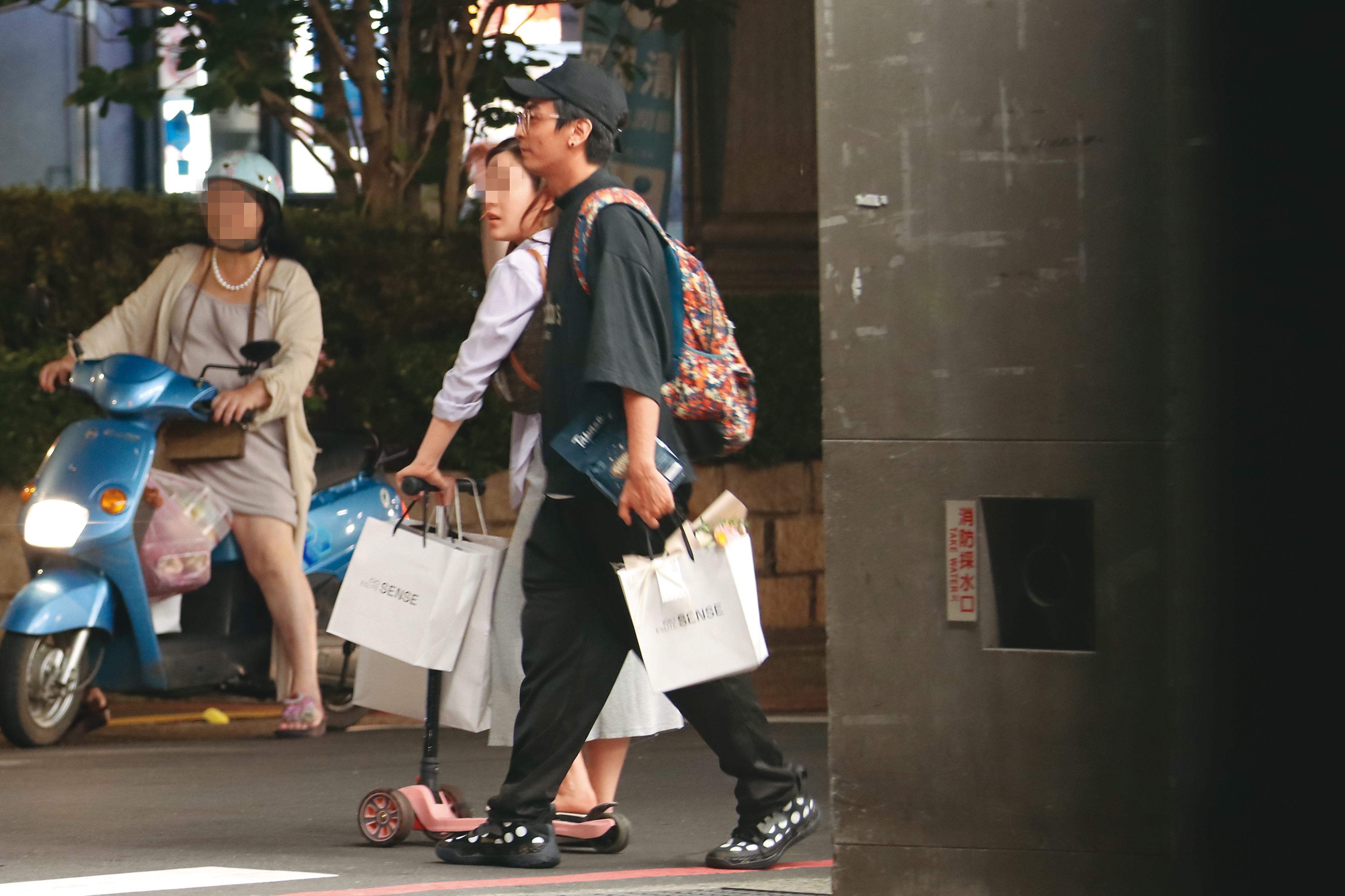  20：53 逛完街後，Toro與女伴還沒買夠，繼續前往寵物用品店。