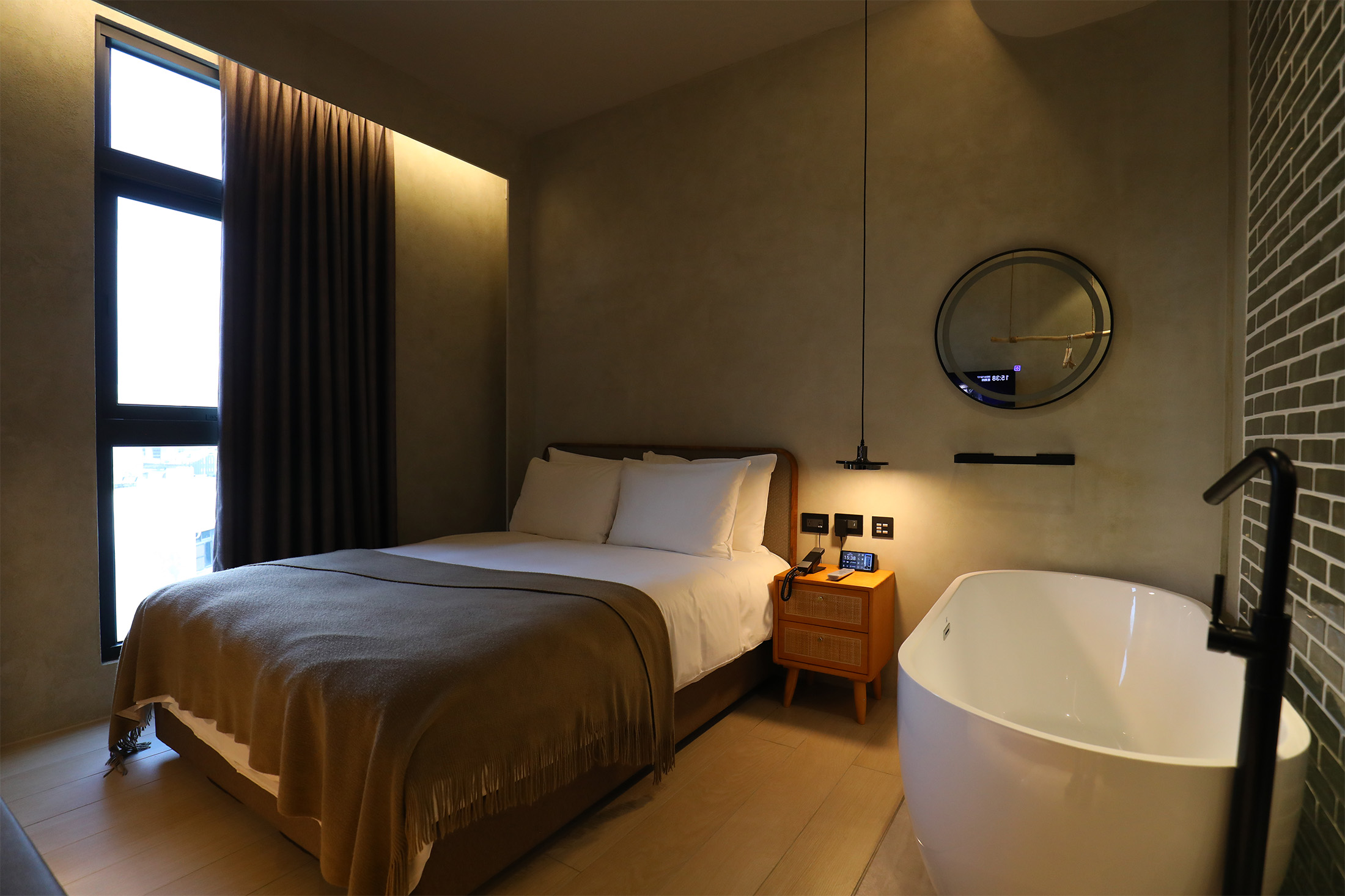 日月潭精品旅館「歸璞泊旅」，是僅有11間客房的奢華飯店，約7坪大小的雙人房「璞境」，居然在床鋪旁設了獨立浴缸。