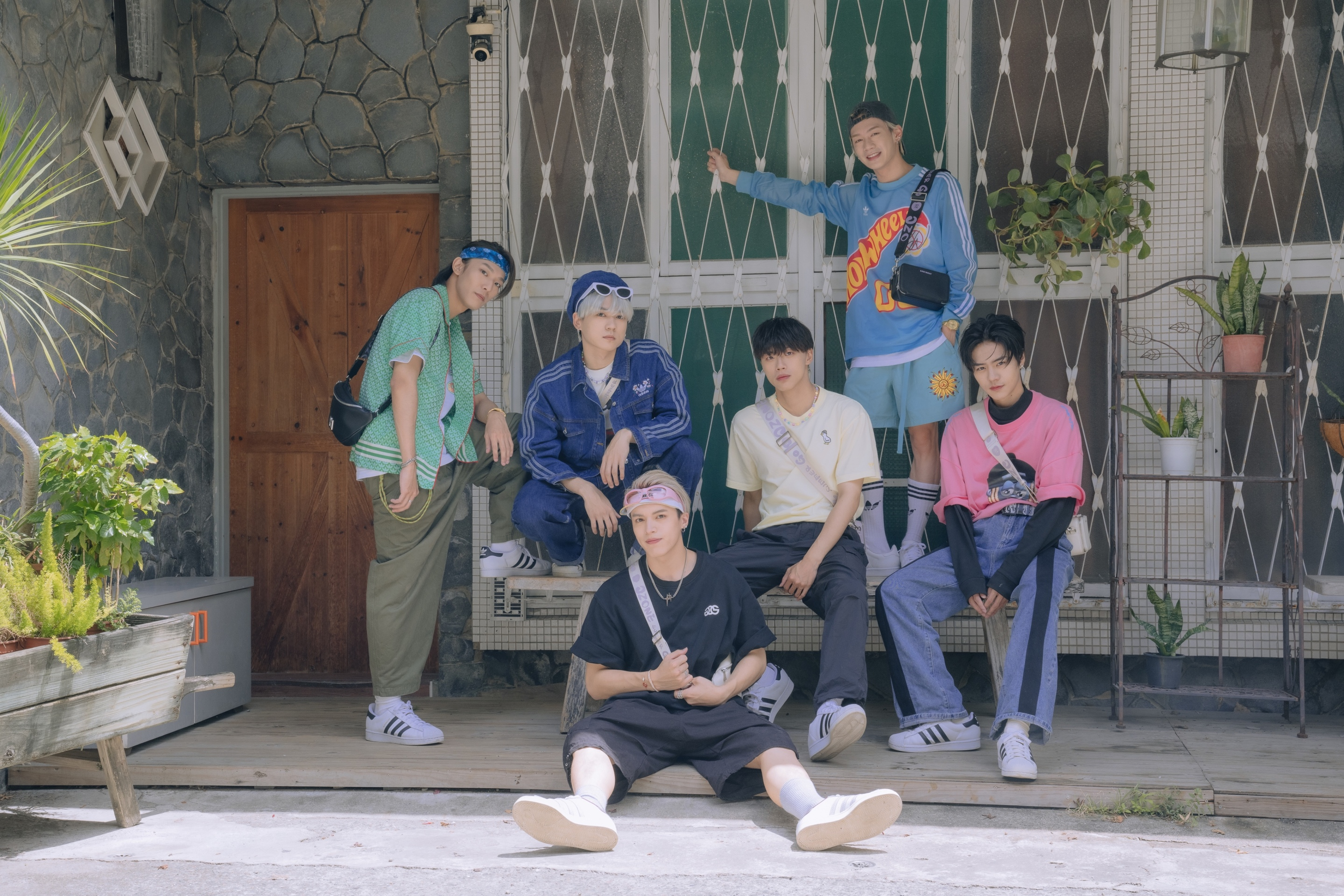 Ozone為主持的團體實境綜藝《Ozone夏日青春冒險》演唱主題曲〈陪你Sha La La〉。（索尼音樂提供）