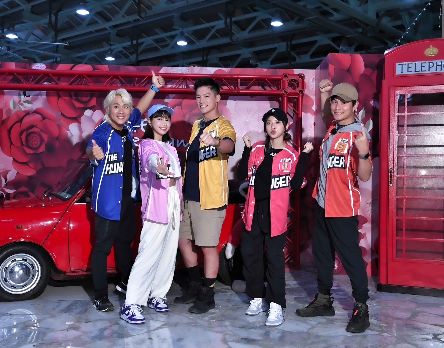 《飢餓遊戲》主持群今到台中出外景。（中視提供）