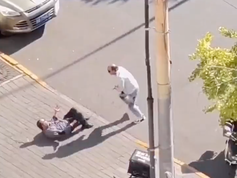 以色列外交人員的家屬遭到外籍男子刺殺，嫌疑人事後遭警方逮捕。（翻攝自@JimFergusonUK Twitter）