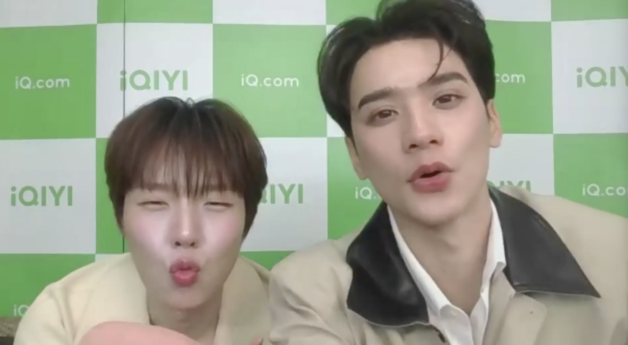 泰劇《靈魂重生》法師Keng（右）為大家祈福，「希望大家好運連連、賺大錢、擁有愛情！」（吹氣）。（愛奇藝國際站提供）